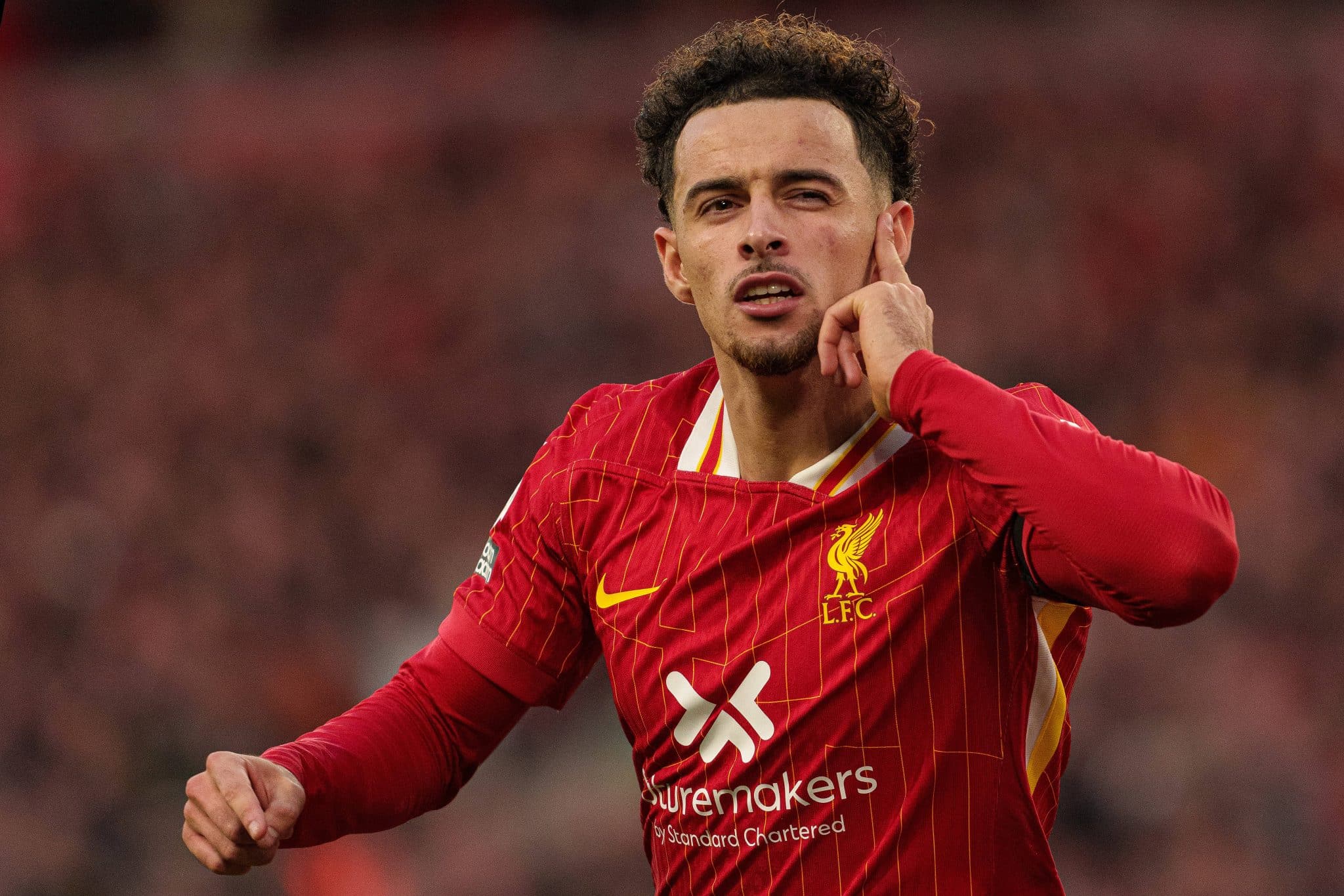 Curtis Jones celebra gol pelo Liverpool 