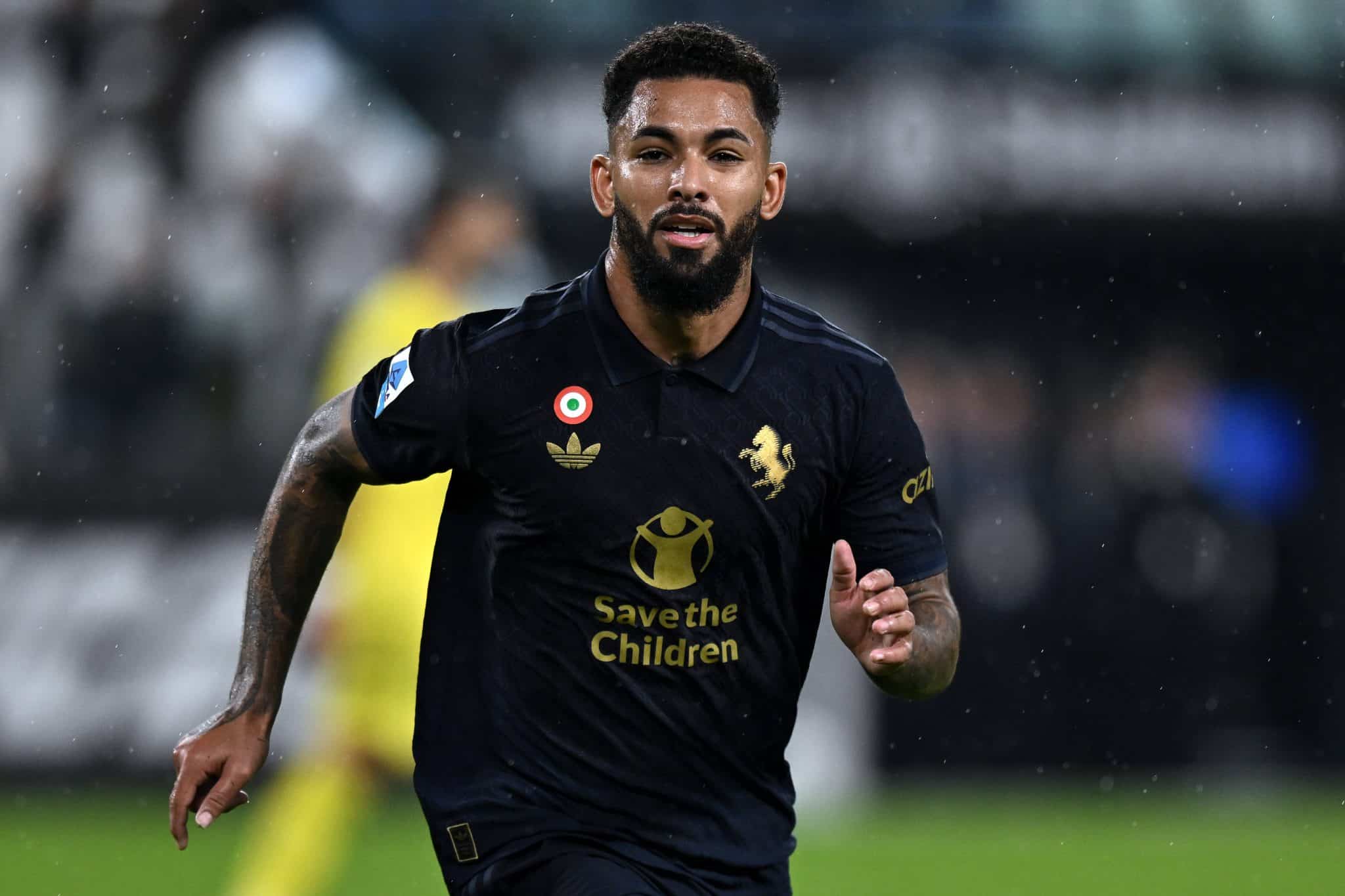 Fora dos planos da Juve, Douglas Luiz cria &lsquo;guerra fria&rsquo; entre rivais da Premier League