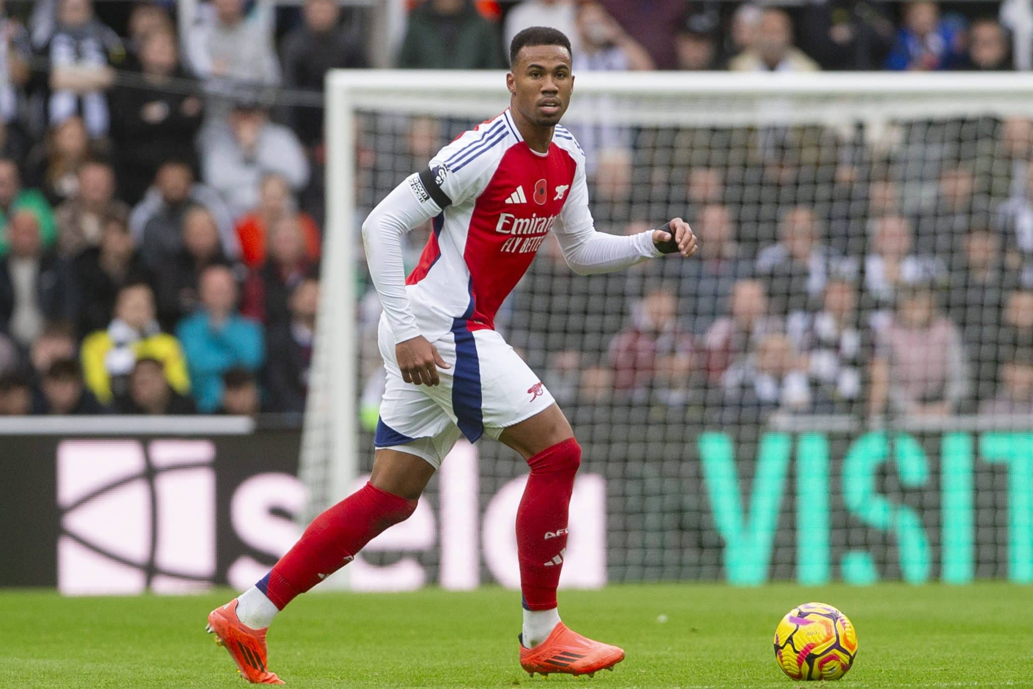 &lsquo;Que falha&rsquo;: Gabriel Magalh&atilde;es &eacute; alvo de cr&iacute;ticas em mais uma derrota do Arsenal