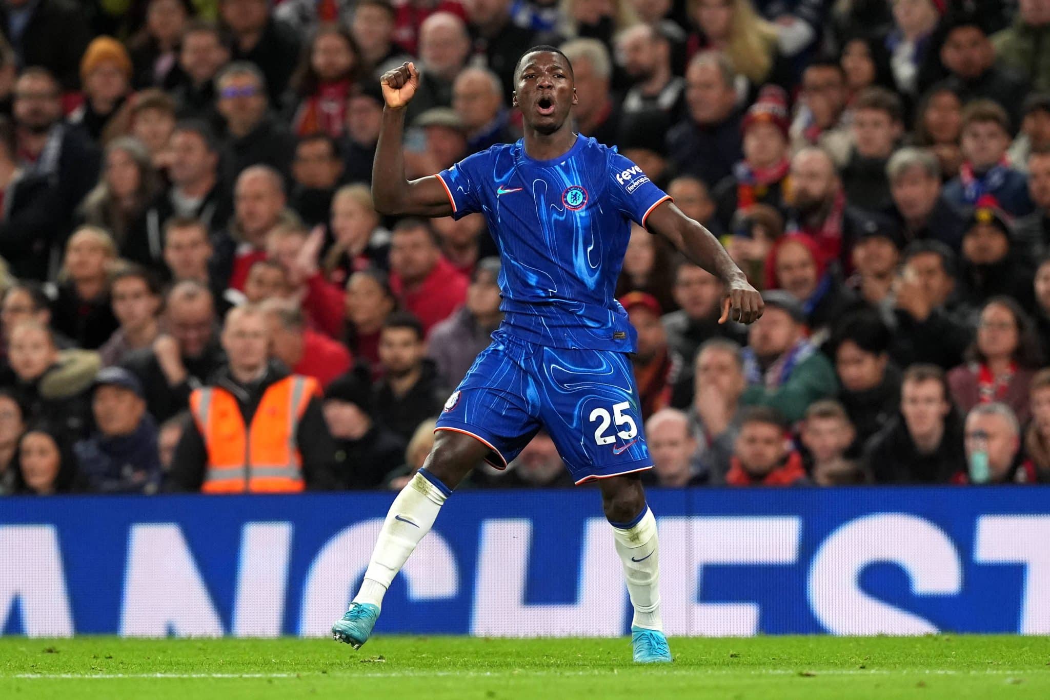 Caicedo celebra gol pelo Chelsea em Old Trafford