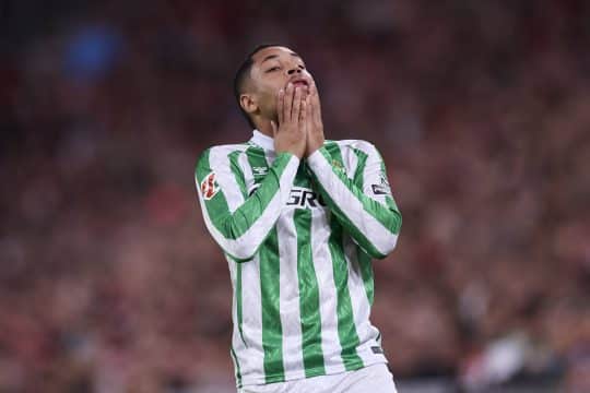 Vitor Roque detalha momento dif&iacute;cil no Barcelona: &lsquo;Pensei em voltar ao Brasil&rsquo;
