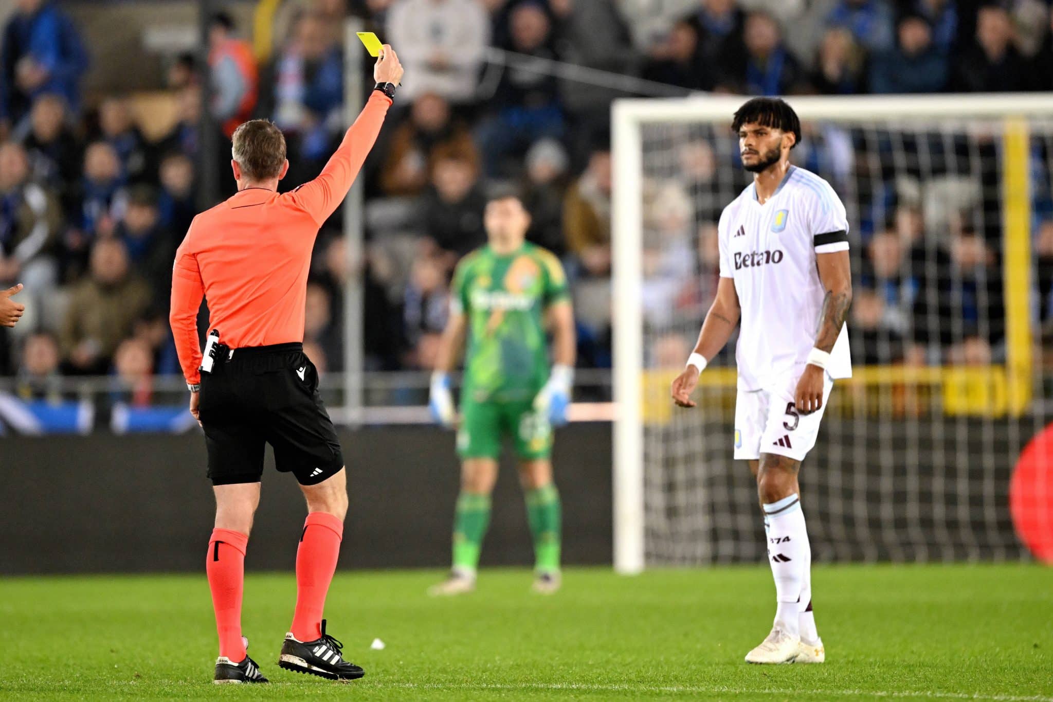 P&ecirc;nalti inexplic&aacute;vel faz Aston Villa perder invencibilidade na Champions League