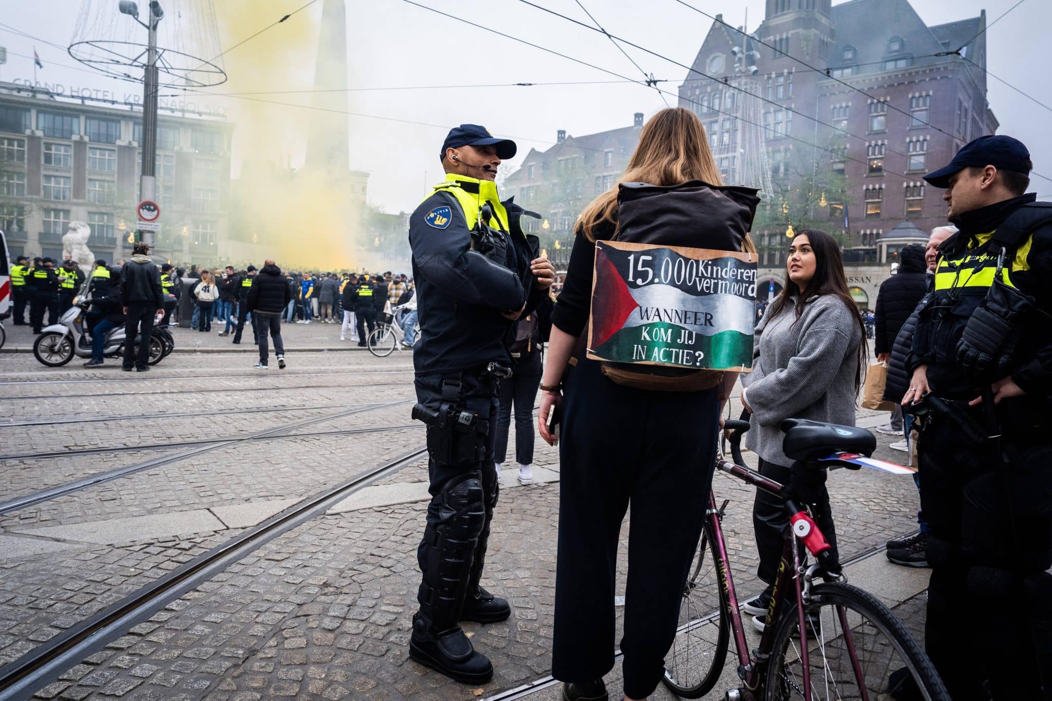 Foto: (Imago) - Israelenses e manifestantes pr&oacute;-Palestina se envolveram em brigas em Amsterd&atilde;