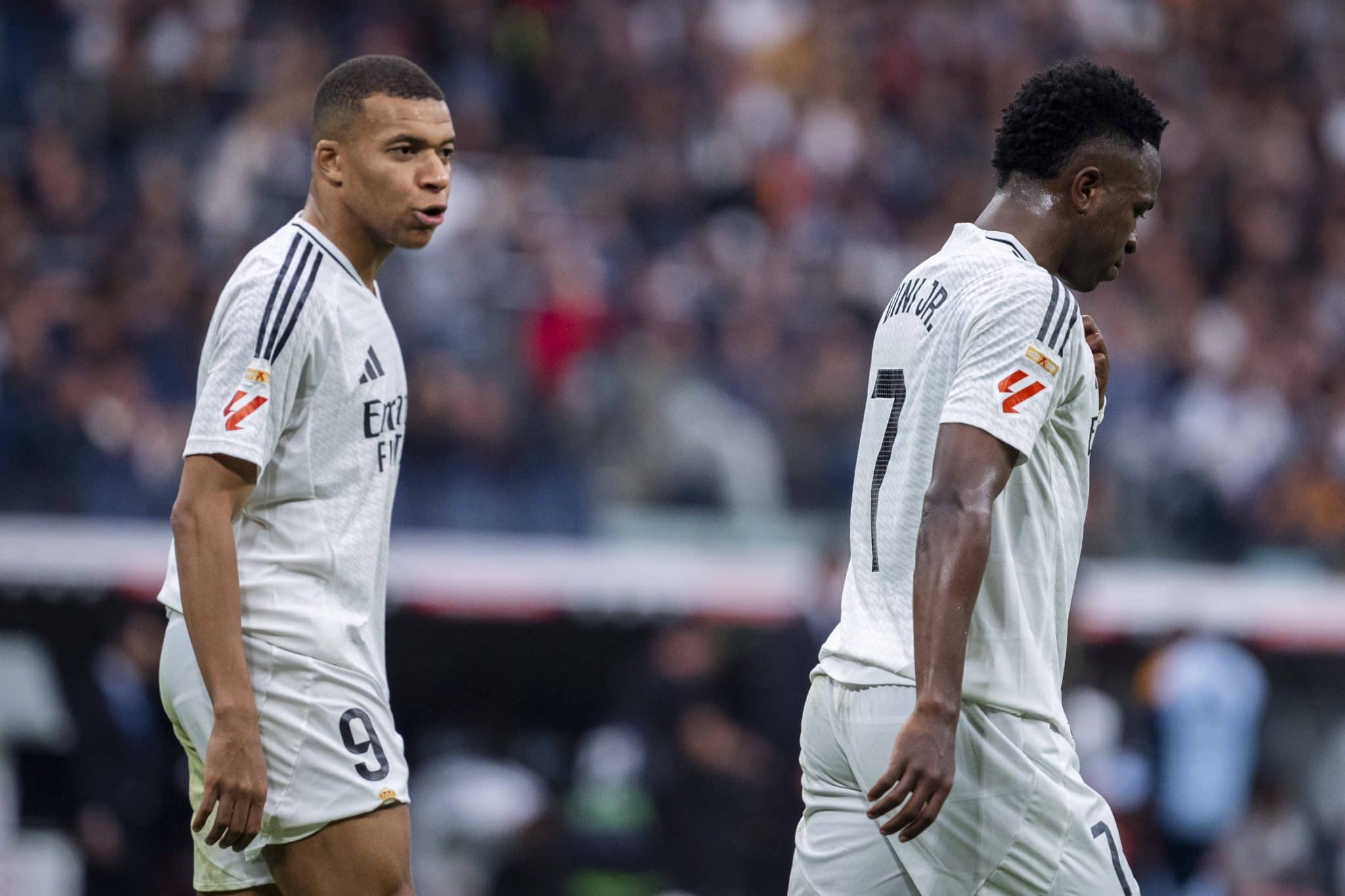 Mbapp&eacute; quer &lsquo;roubar&rsquo; posi&ccedil;&atilde;o de Vinicius Jr no Real Madrid? Ancelotti esclarece
