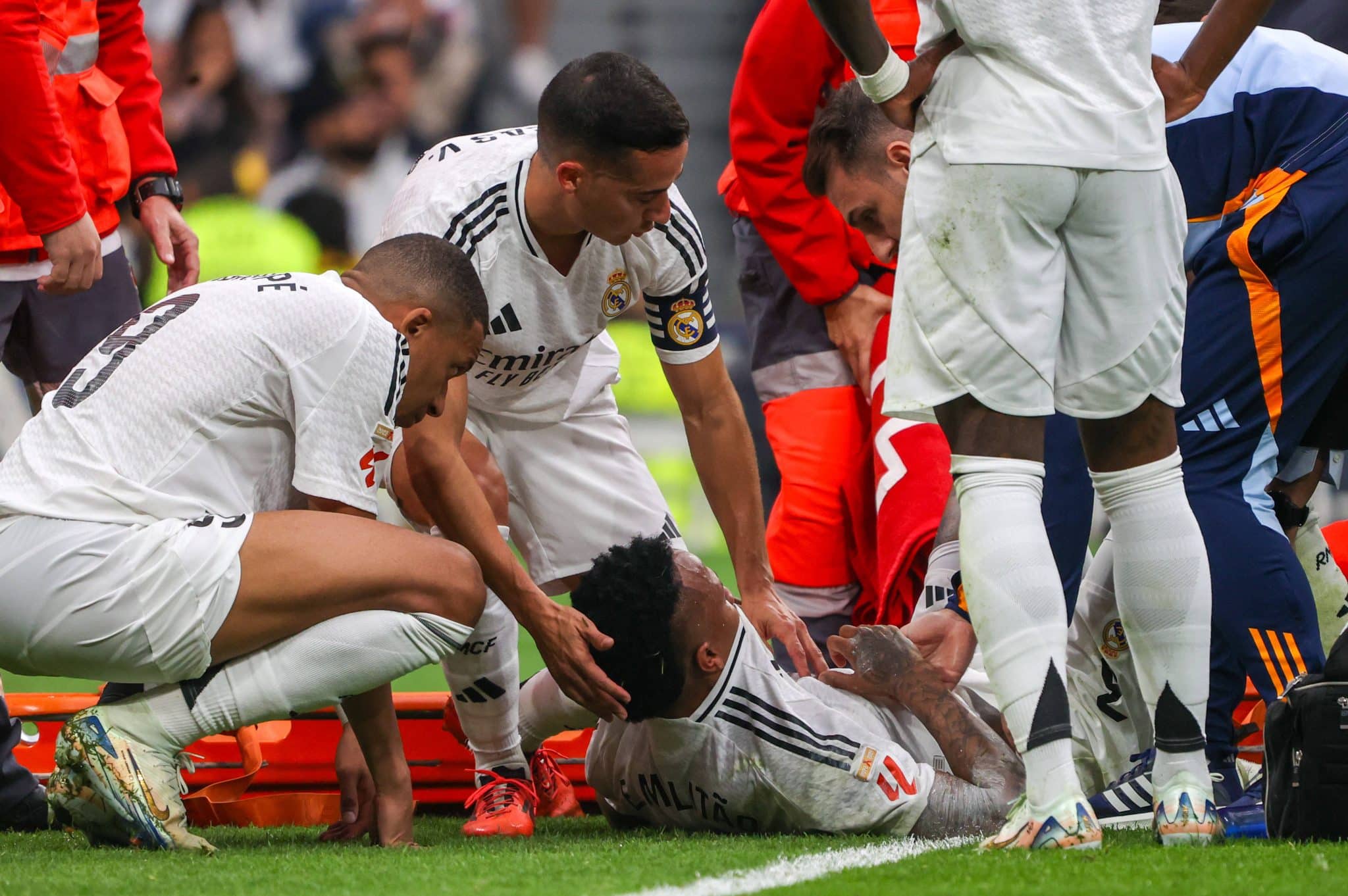 Milit&atilde;o recebe atendimento no gramado do Santiago Bernab&eacute;u