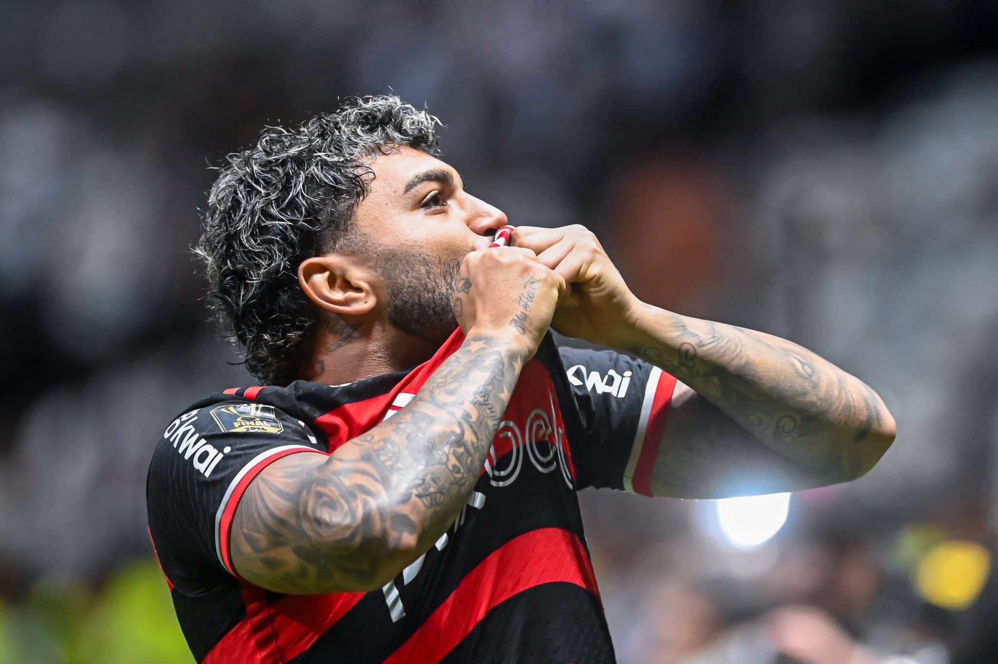 Gabigol beija o escudo do Flamengo ap&oacute;s t&iacute;tulo da Copa do Brasil 