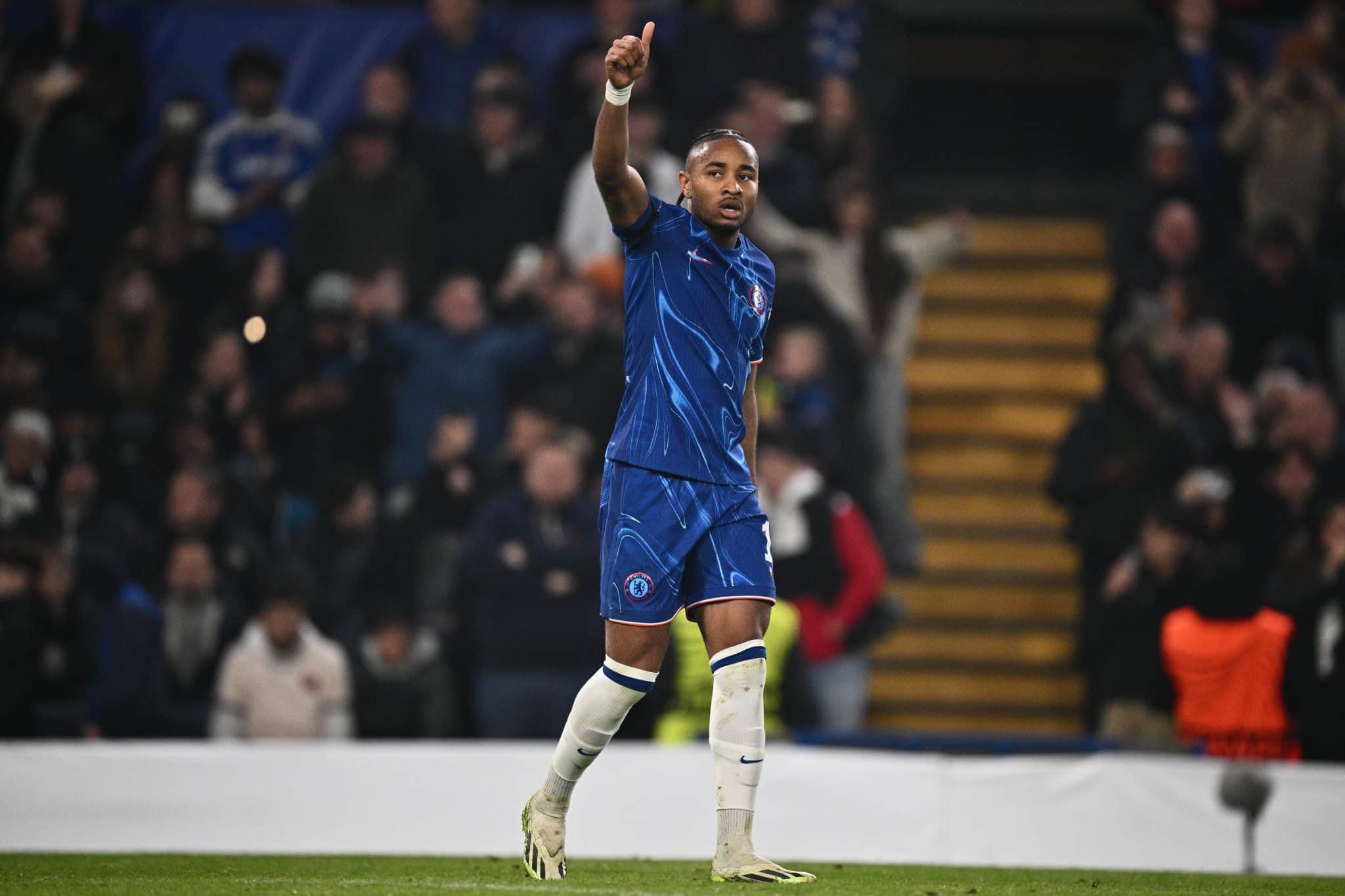 Nkunku celebra gol pelo Chelsea