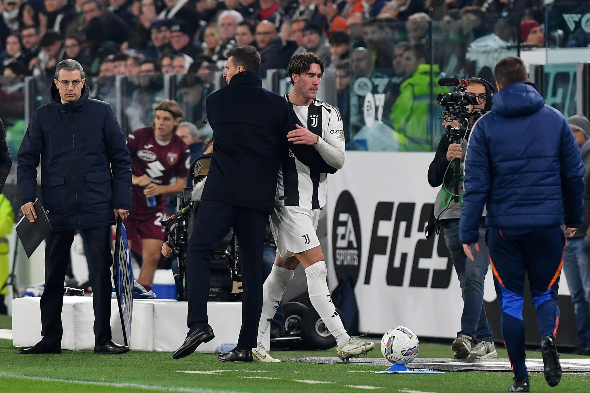 Vlahović e Thiago Motta se cumprimentam durante jogo da Juventus
