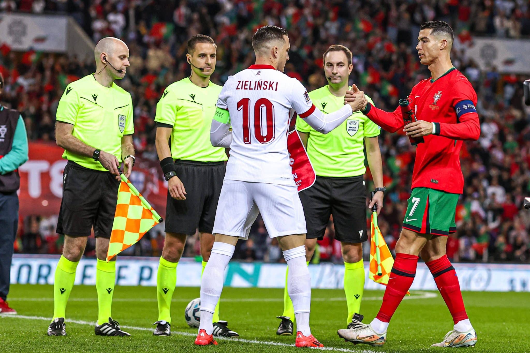 Como foto com Cristiano Ronaldo fez capit&atilde;o da Pol&ocirc;nia ser &lsquo;odiado&rsquo; em seu pa&iacute;s?