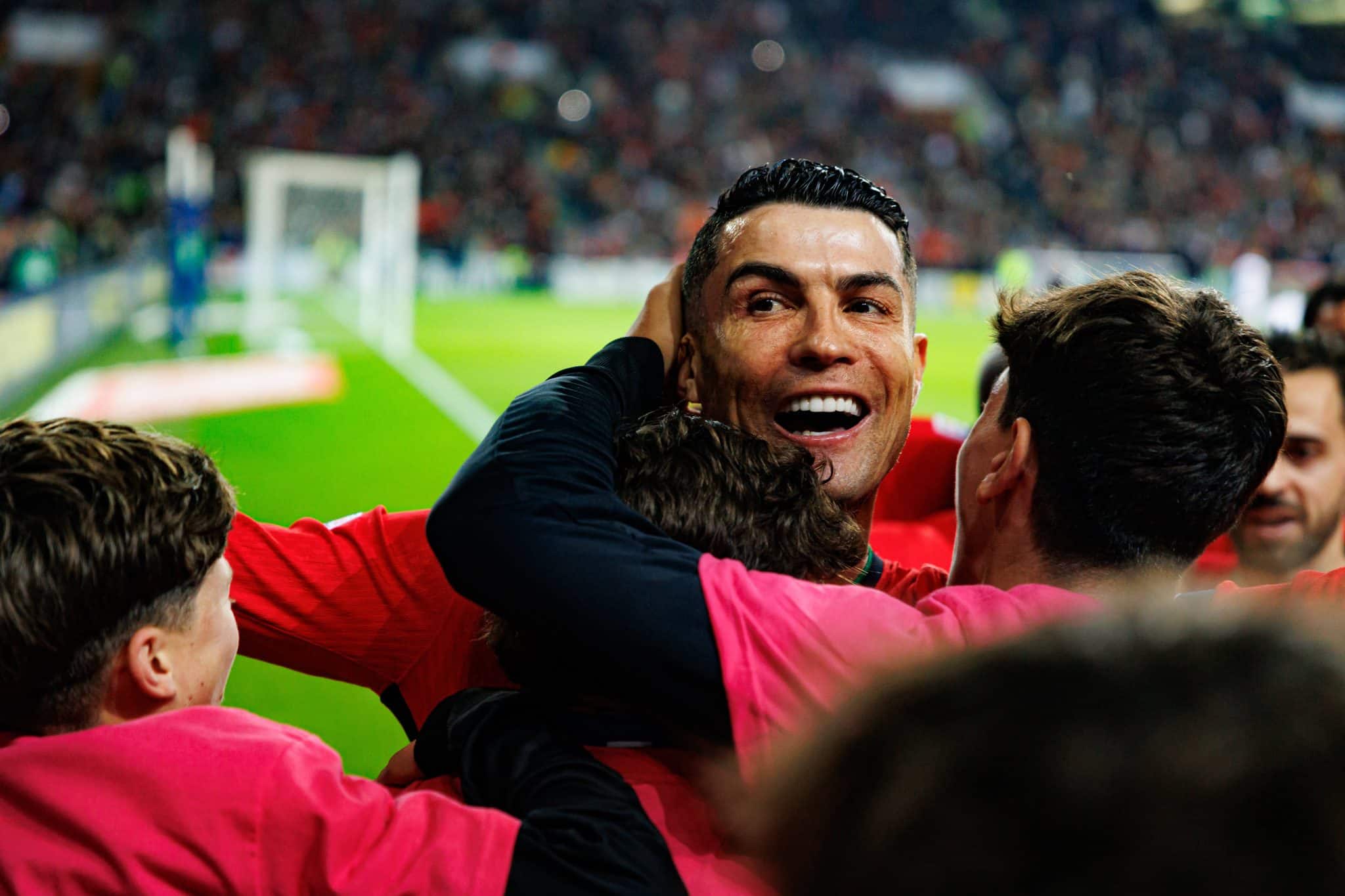 Foto: (Imago) - Cristiano Ronaldo, nos bra&ccedil;os dos portugueses