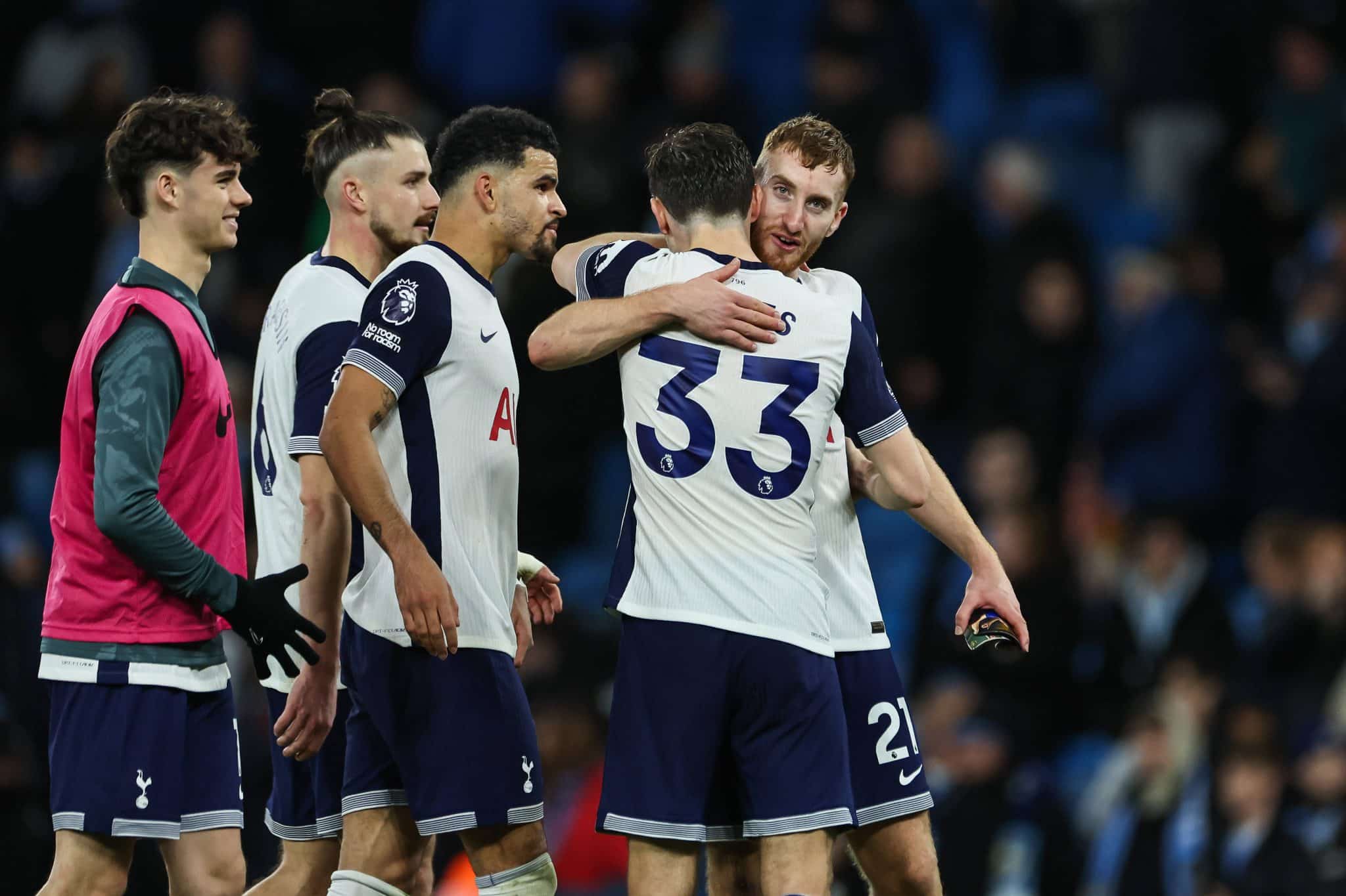 Kulusevski celebra goleada do Tottenham no Etihad Stadium