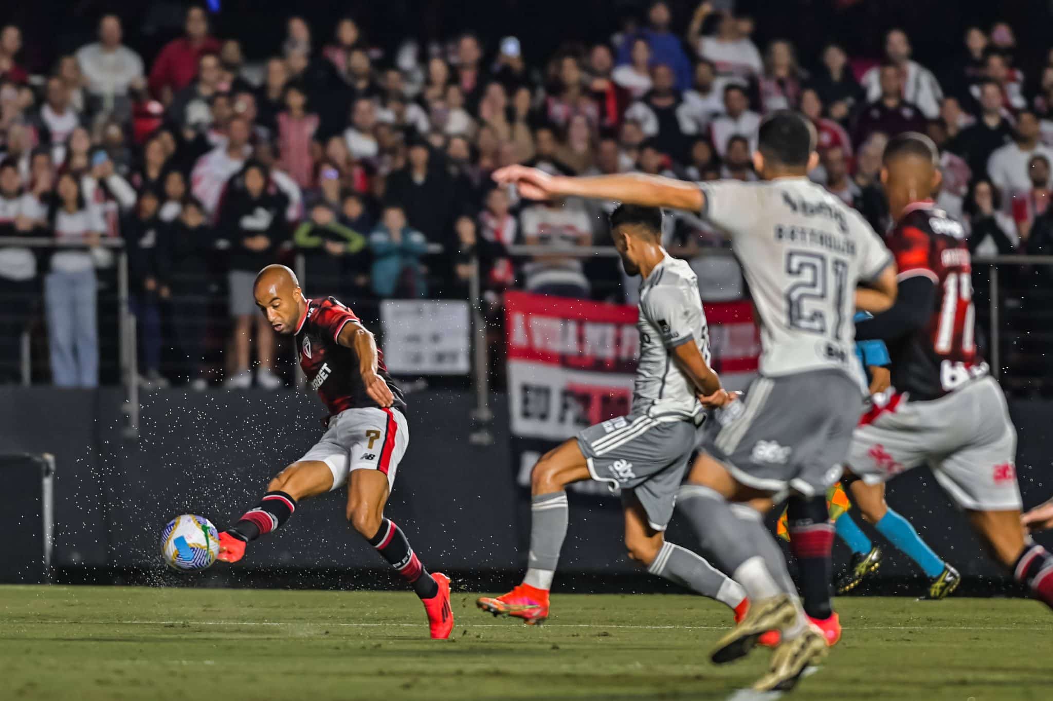 Lucas impressiona com &lsquo;duplo duplo&rsquo; em 2024 e ajuda S&atilde;o Paulo a se garantir na Libertadores