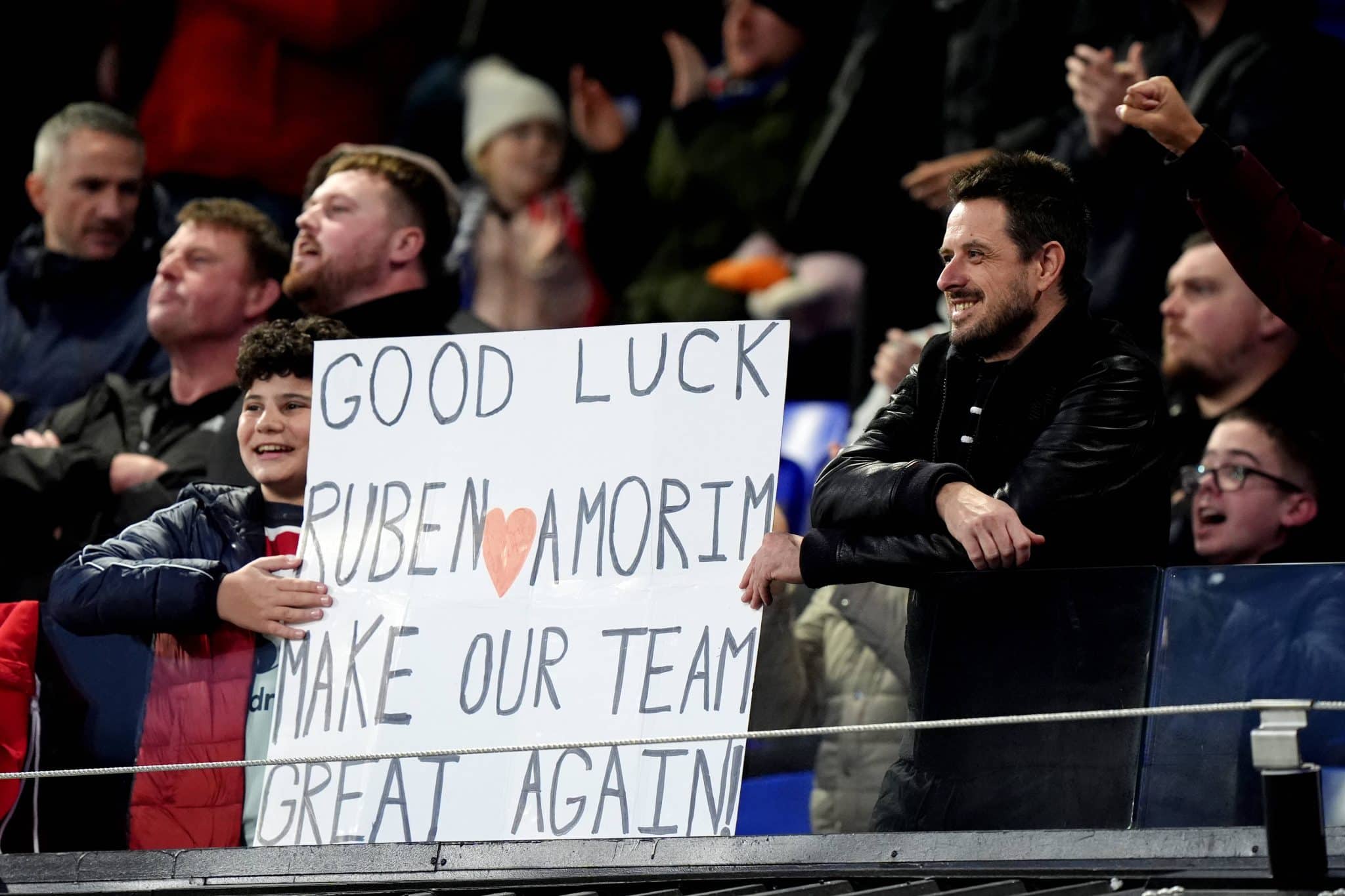 Foto: (Imago) - "Boa sorte, R&uacute;ben Amorim! Fa&ccedil;a nosso time bom novamente", diz a placa do torcedor do Manchester United