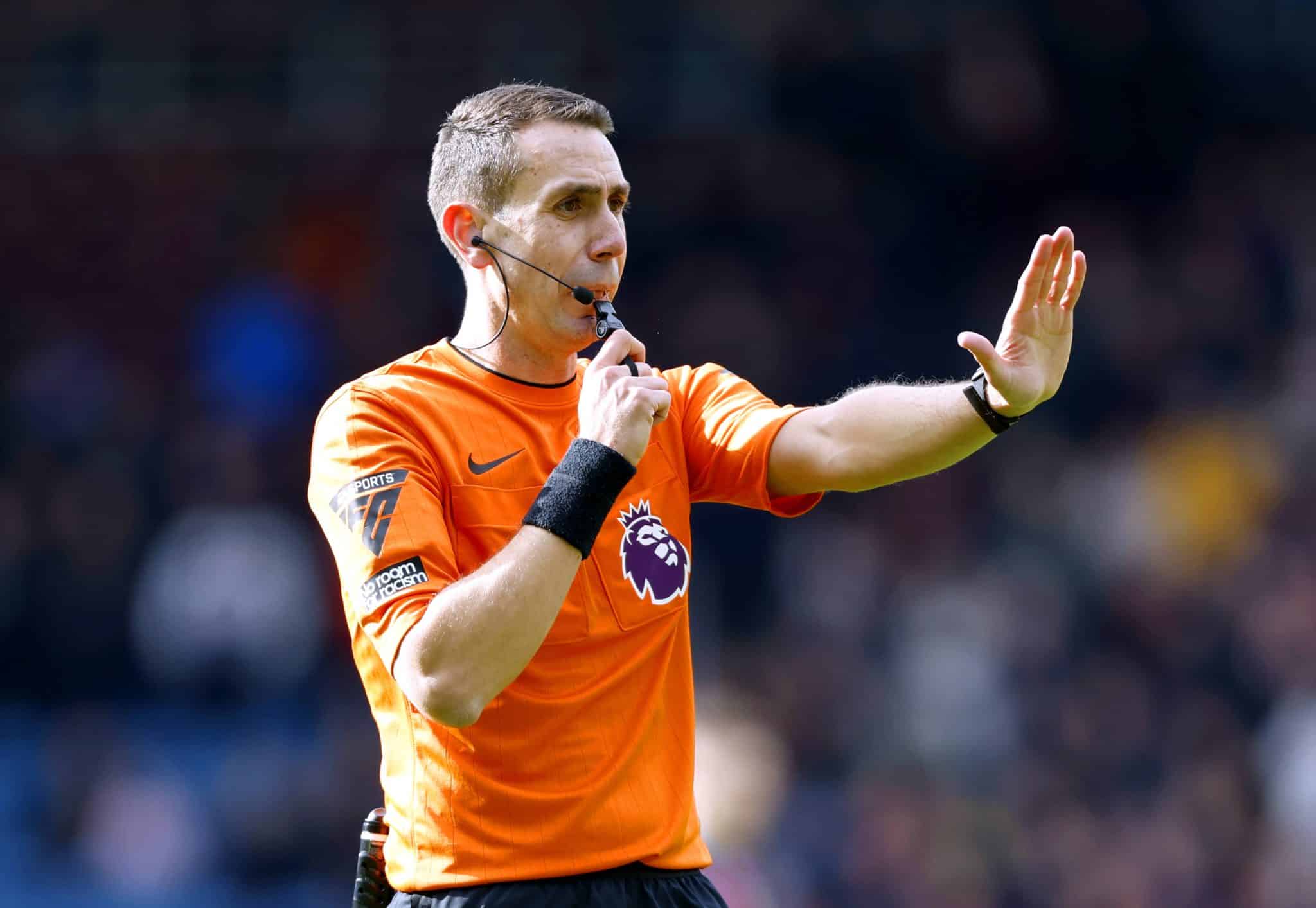 &Aacute;rbitro da Inglaterra sofre puni&ccedil;&atilde;o da Uefa ap&oacute;s novo vazamento pol&ecirc;mico