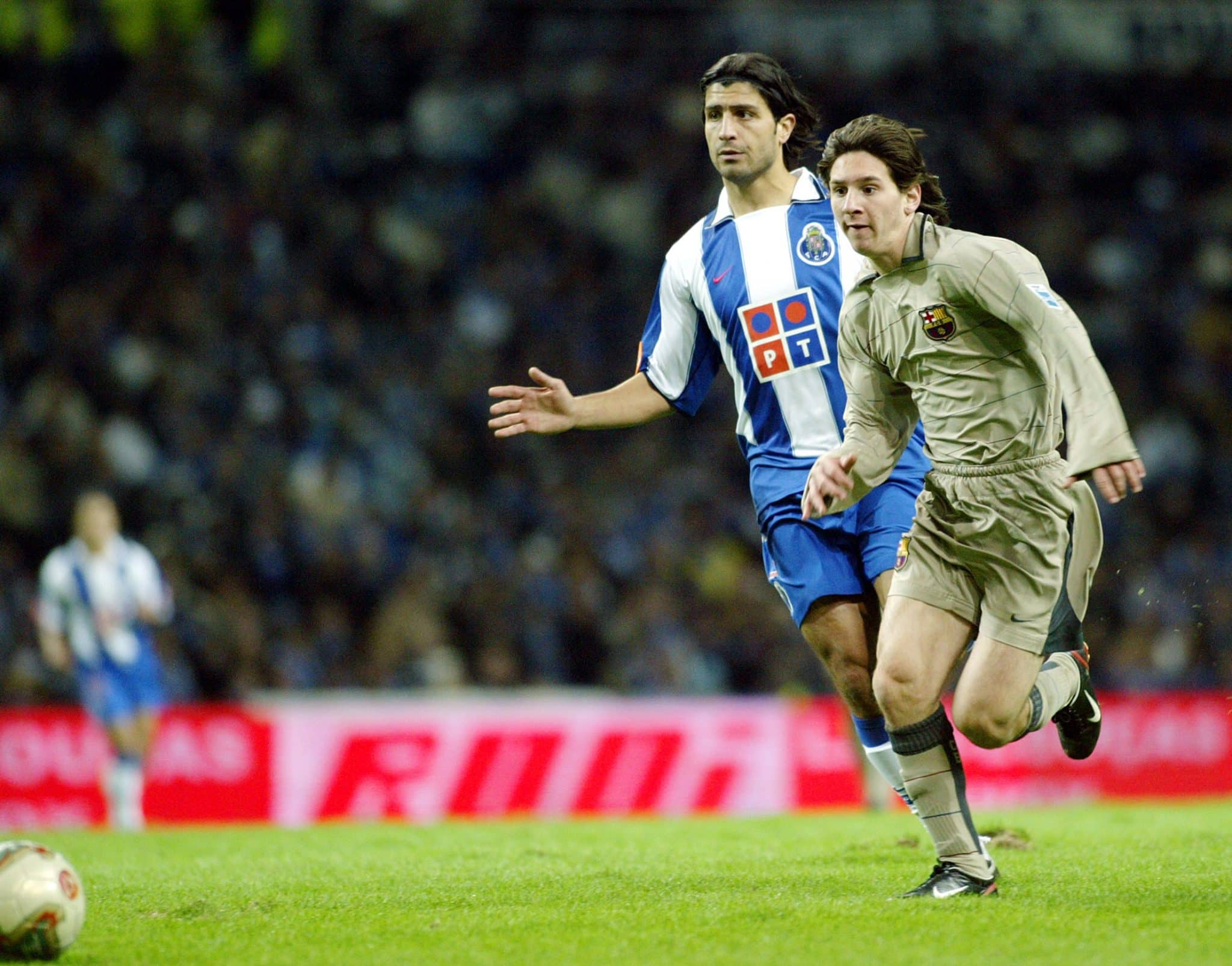 Messi em a&ccedil;&atilde;o pelo Barcelona em 2003, no Est&aacute;dio do Drag&atilde;o, contra o Porto