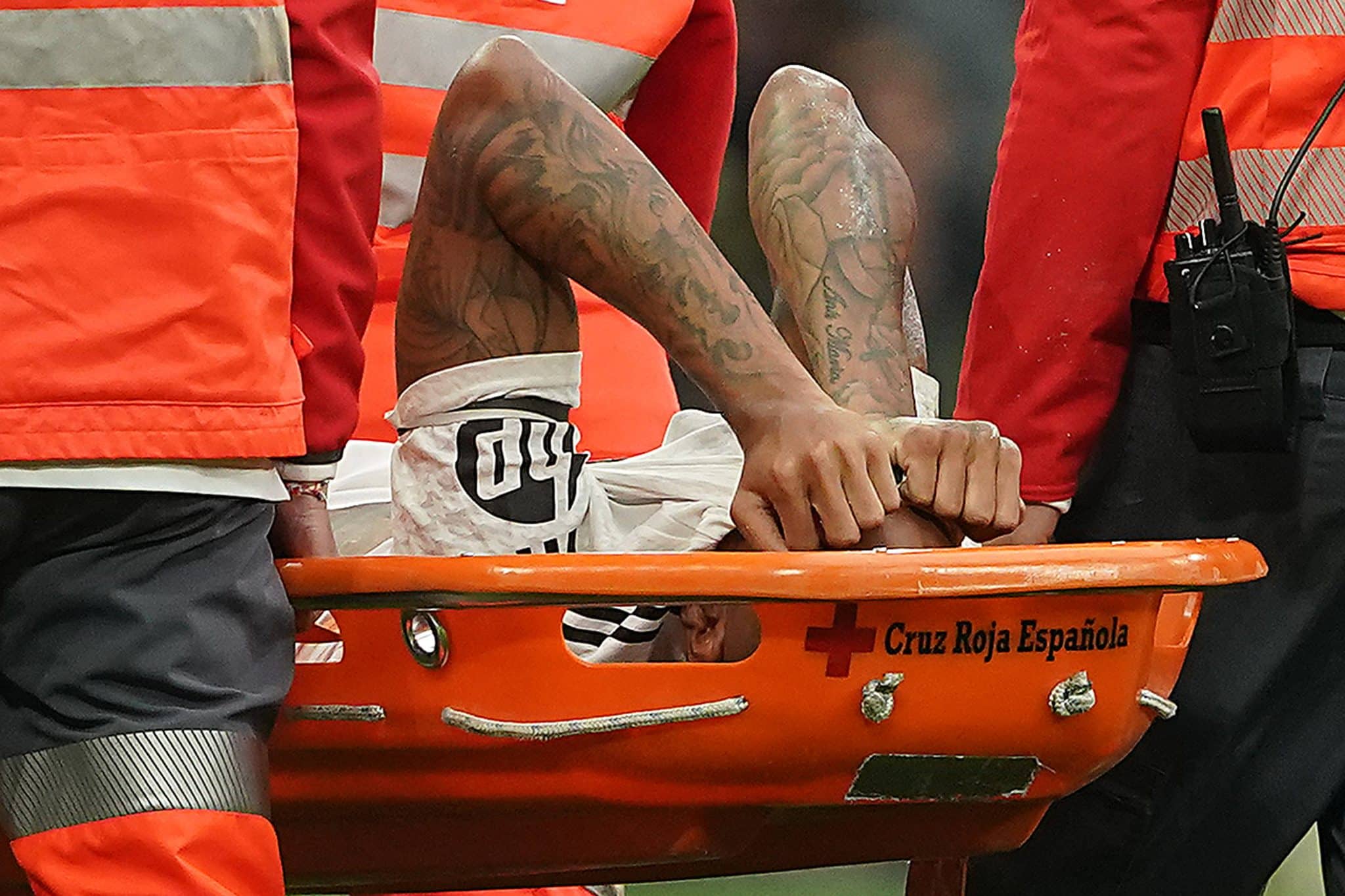 Milit&atilde;o chora ap&oacute;s les&atilde;o no jogo do Real Madrid (Foto: IMAGO / Alterphotos)