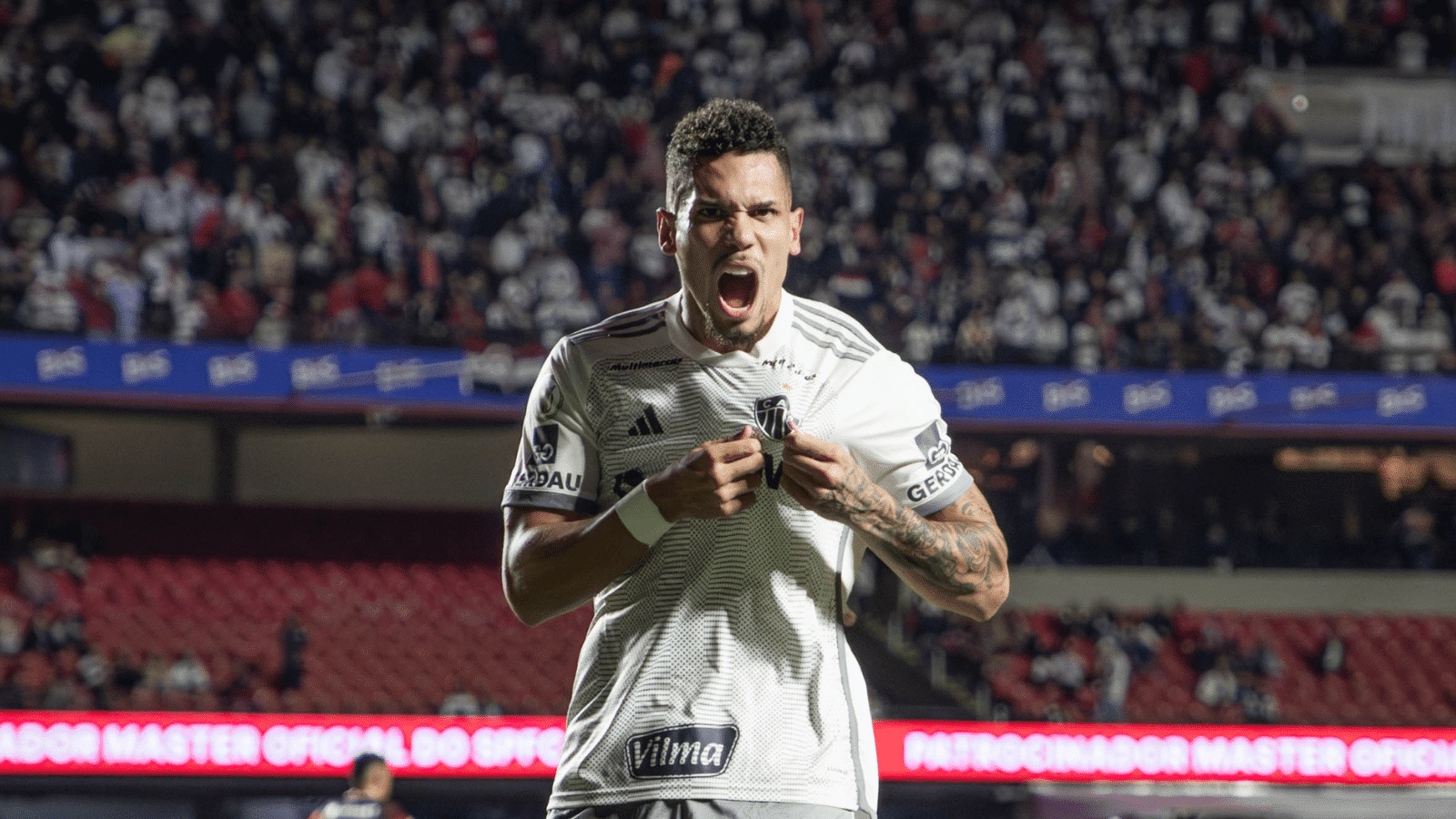 Paulinho celebra gol pelo Atl&eacute;tico