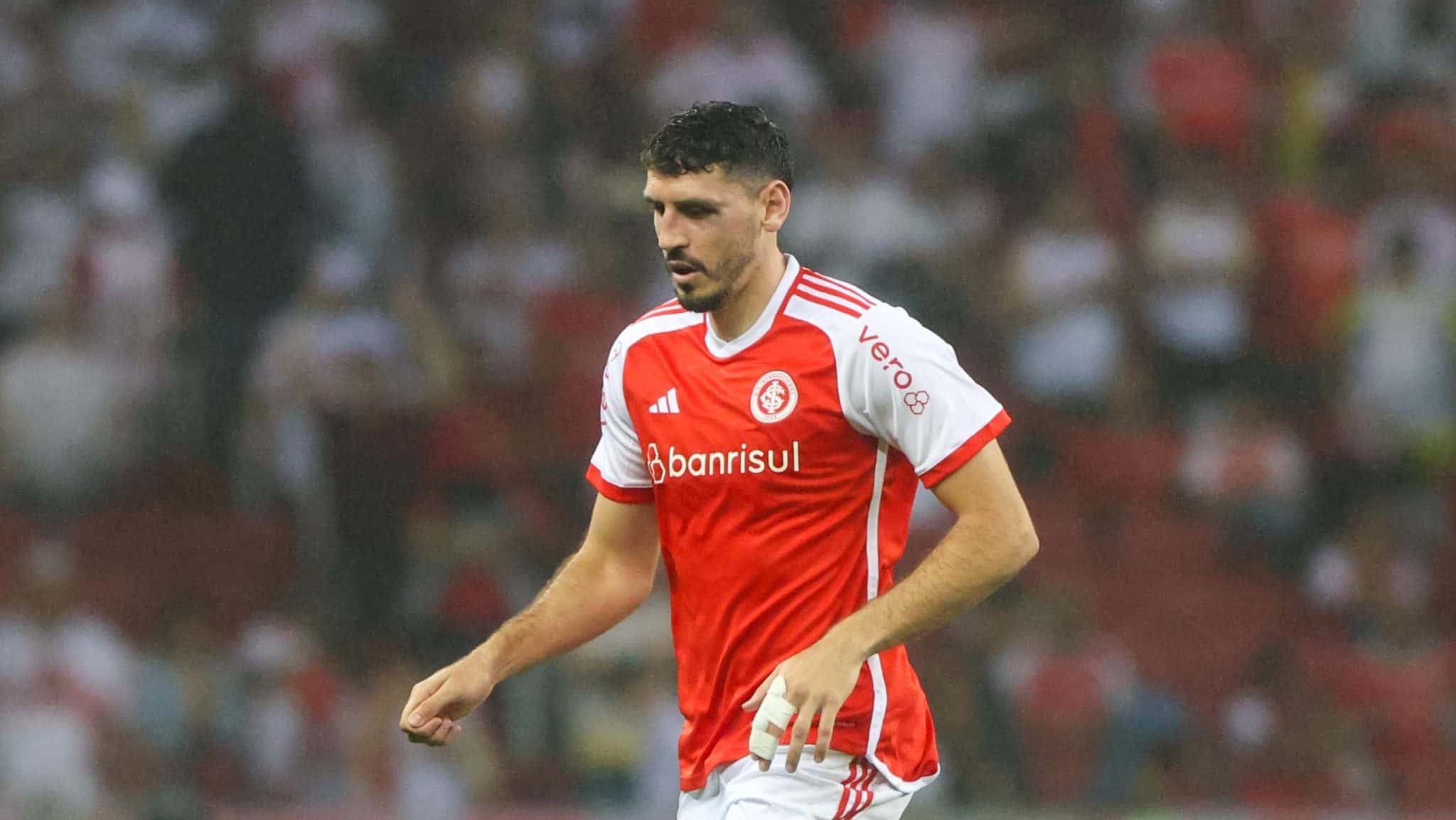 O motivo citado por Roger para justificar titularidade de Rogel no Internacional