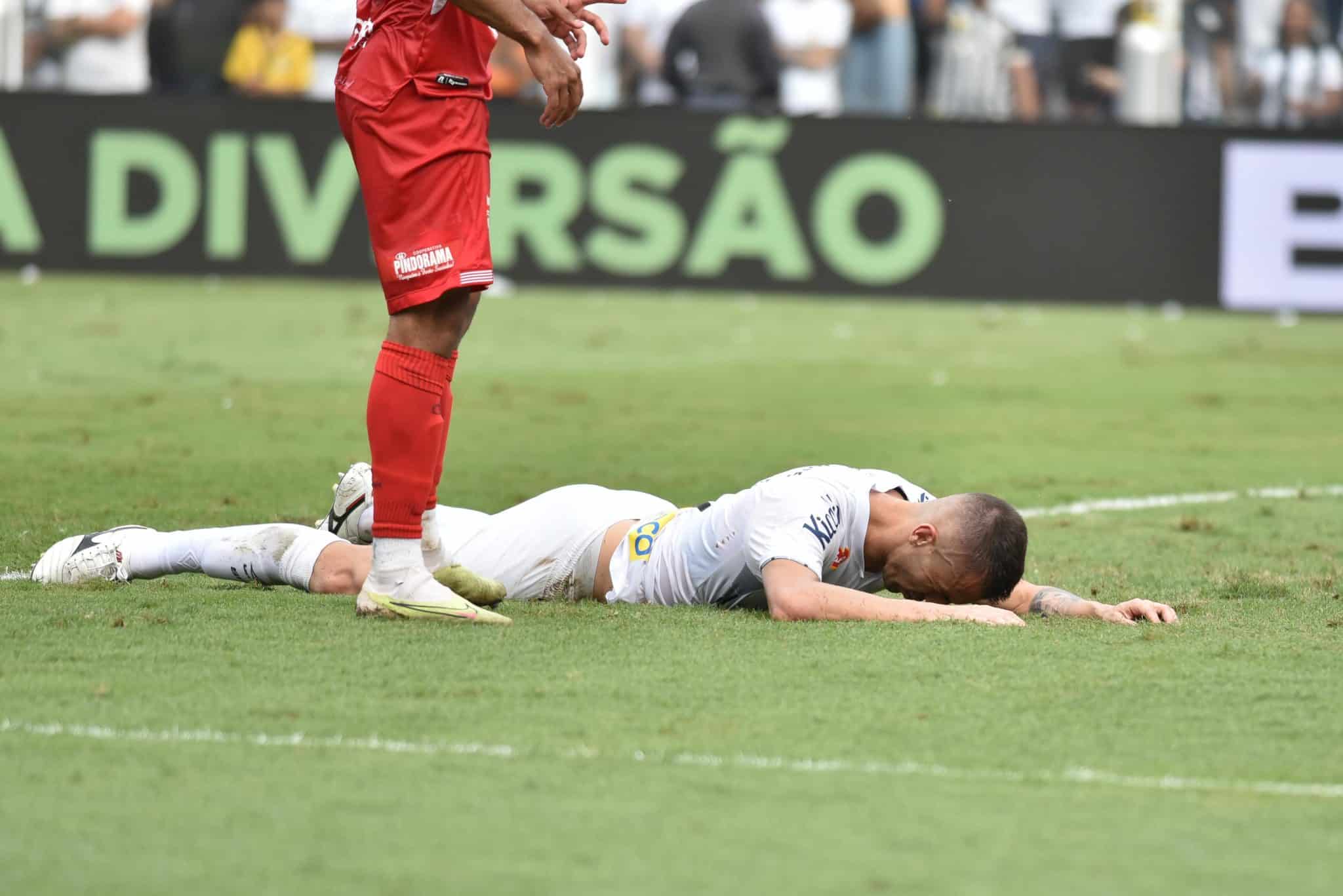 Festa do acesso do Santos termina em decep&ccedil;&atilde;o e vaias com derrota para o CRB