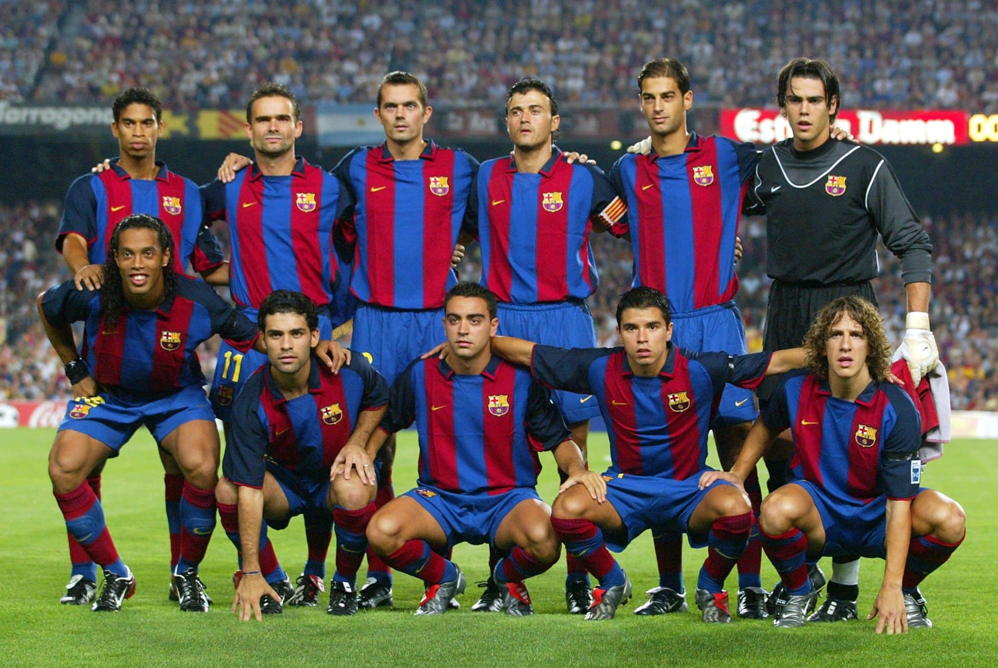 Time do Barcelona perfilado antes do amistoso contra o Boca Juniors, pelo Trof&eacute;u Joan Gamper 2003