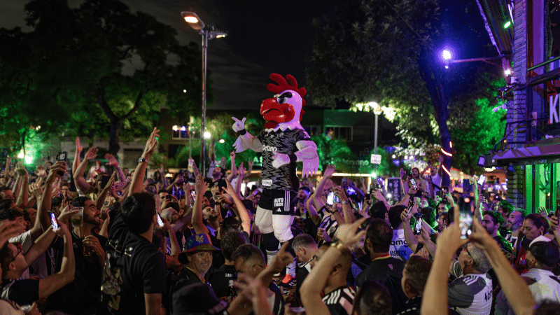 O movimento da torcida do Atlético-MG que levará mais de 50 torcedores de graça à final da Libertadores