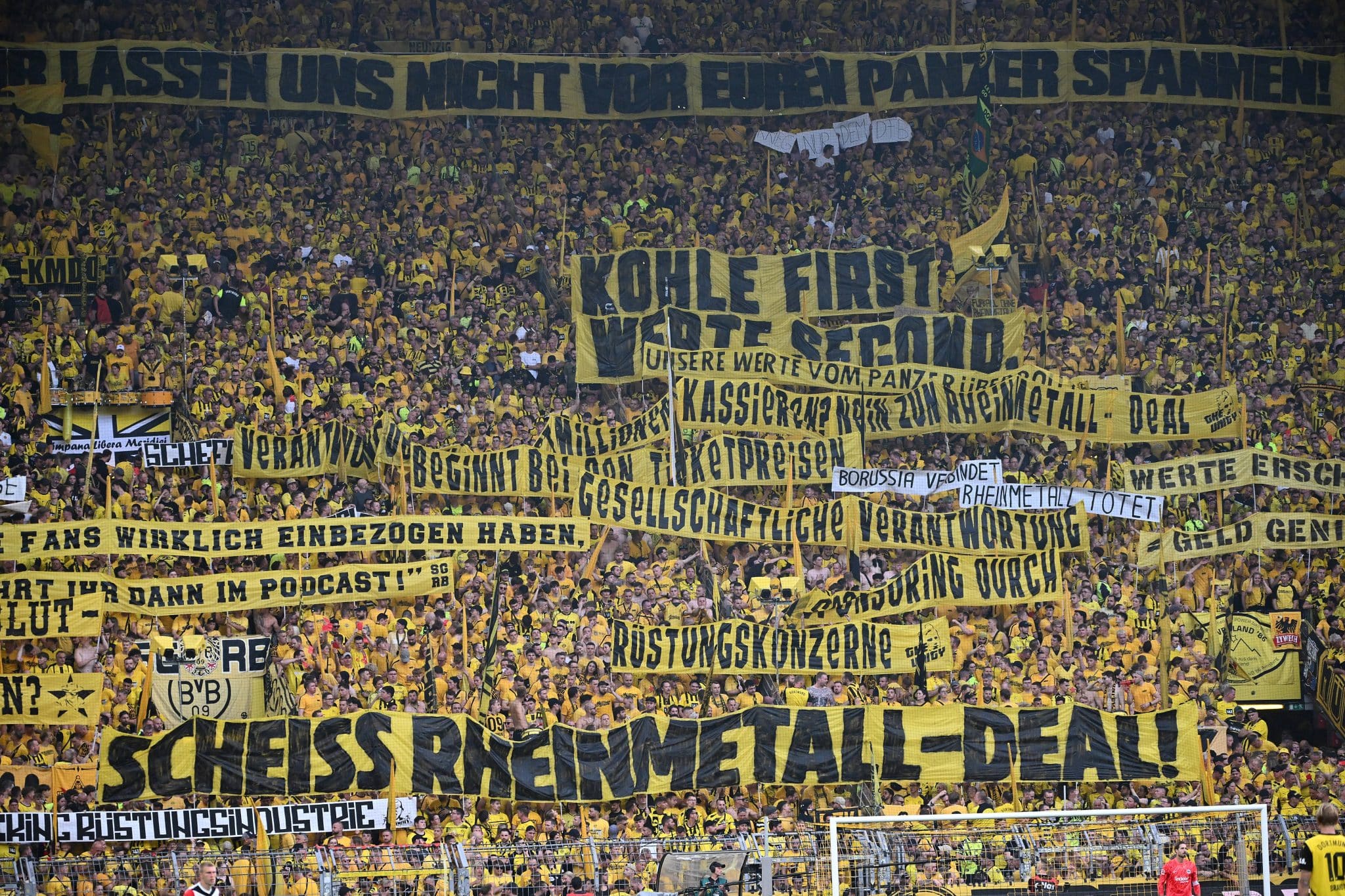 Protesto de torcedores do Borussia Dortmund contra a empresa de armas Rheinmetall