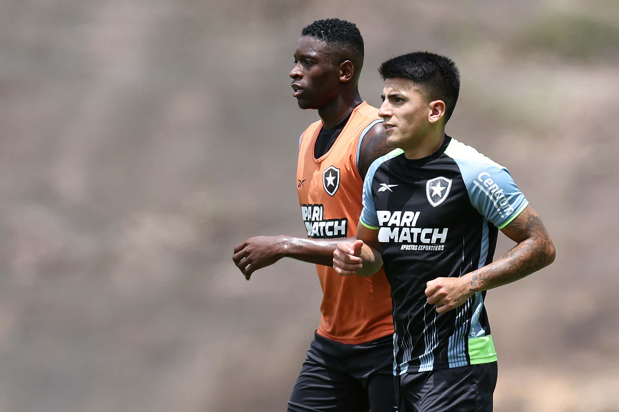 Perman&ecirc;ncias de Luiz Henrique e Almada s&atilde;o prioridades do Botafogo (Foto: Vitor Silva/Botafogo)