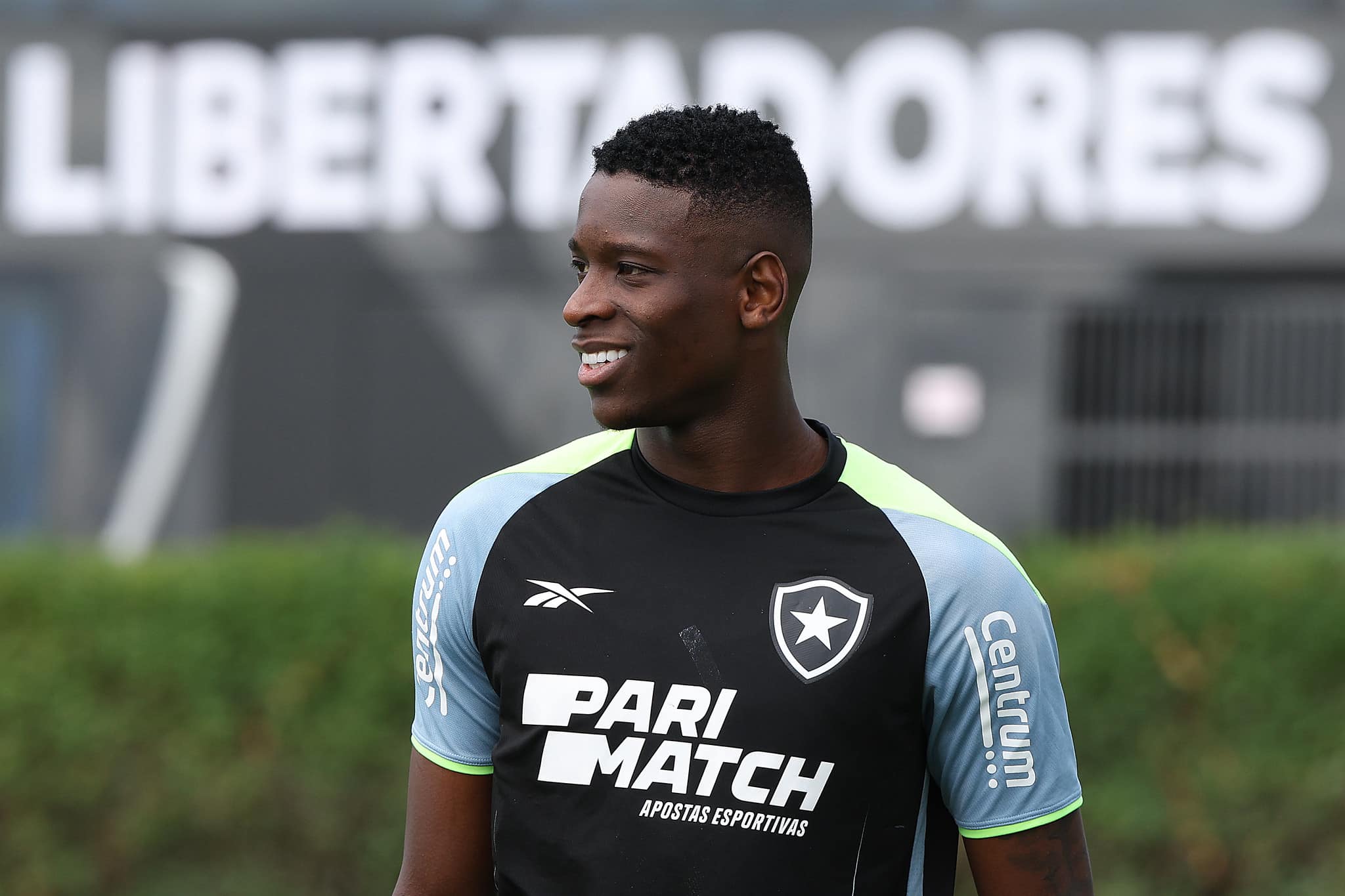 Uniforme tradicional de treino tem marcas dos patrocinadores no centro e na manga da camisa (Foto: Vitor Silva/Botafogo)