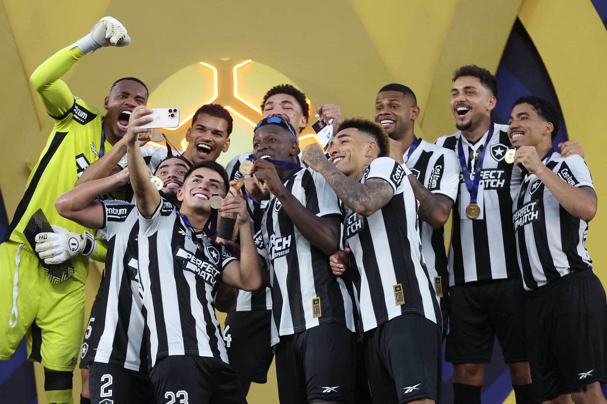 Botafogo &eacute; campe&atilde;o, faz cervejada e embarca para o Catar em espa&ccedil;o de 7 horas