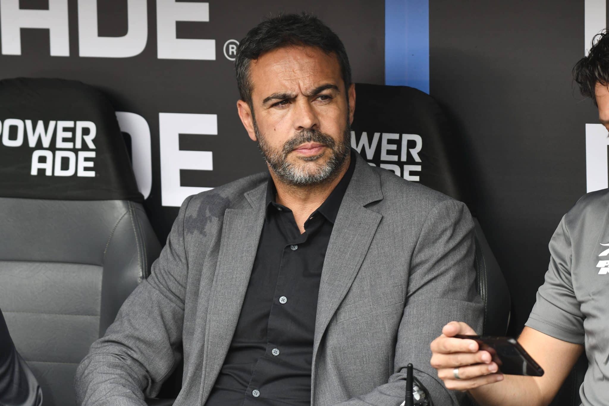 Multa de Artur Jorge &eacute; baixa, e clube brasileiro tenta roubar treinador do Botafogo