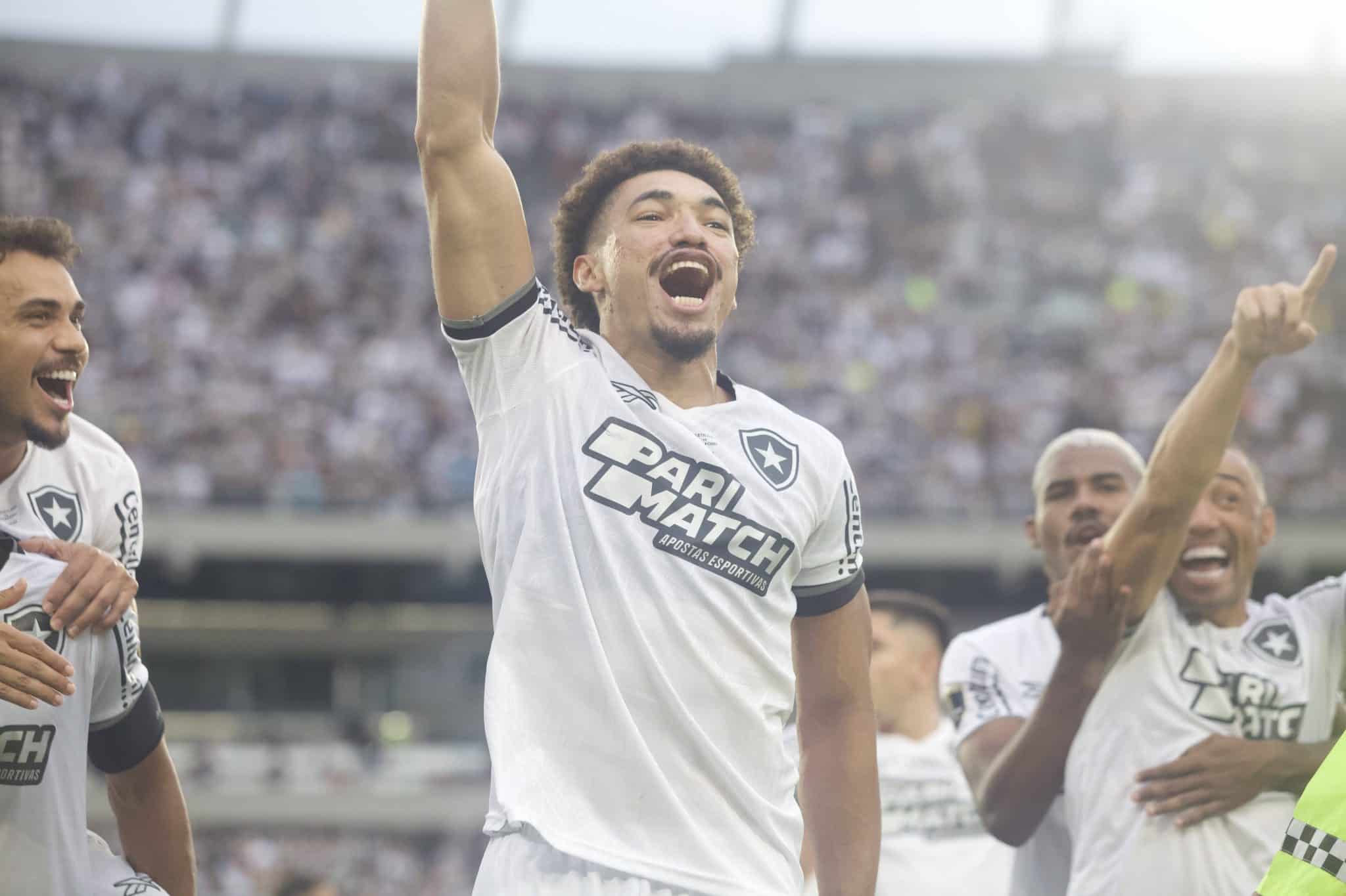 Pesquisa: brasileiros preferem Botafogo campe&atilde;o do que Palmeiras; vasca&iacute;nos lideram apoio