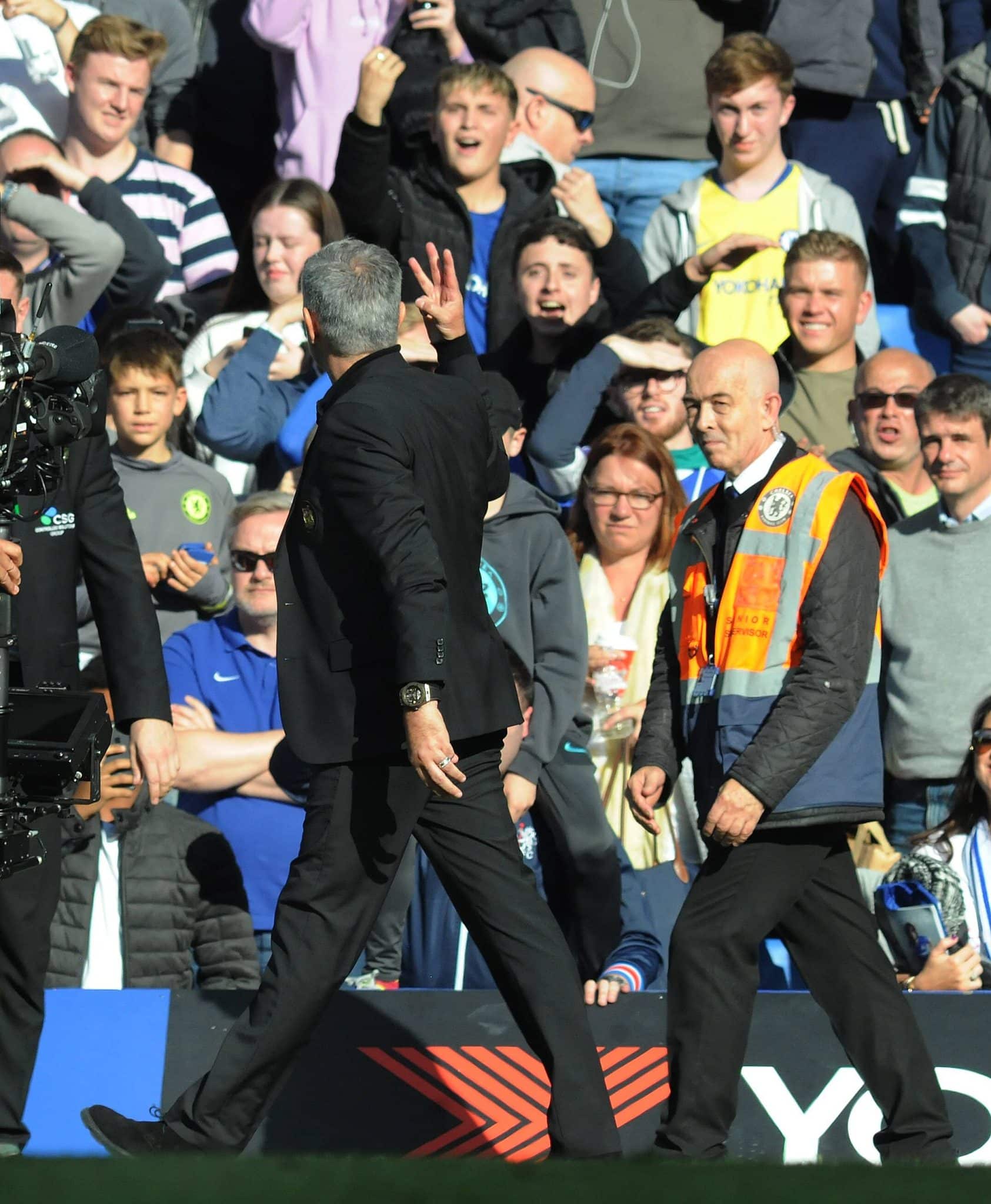 Mourinho fez o mesmo sinal de Guardiola, mostrando seus tr&ecirc;s t&iacute;tulos de Premier League