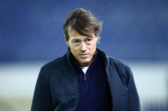 Sem respostas de Lu&iacute;s Castro, Santos observa trabalho de t&eacute;cnico do futebol grego