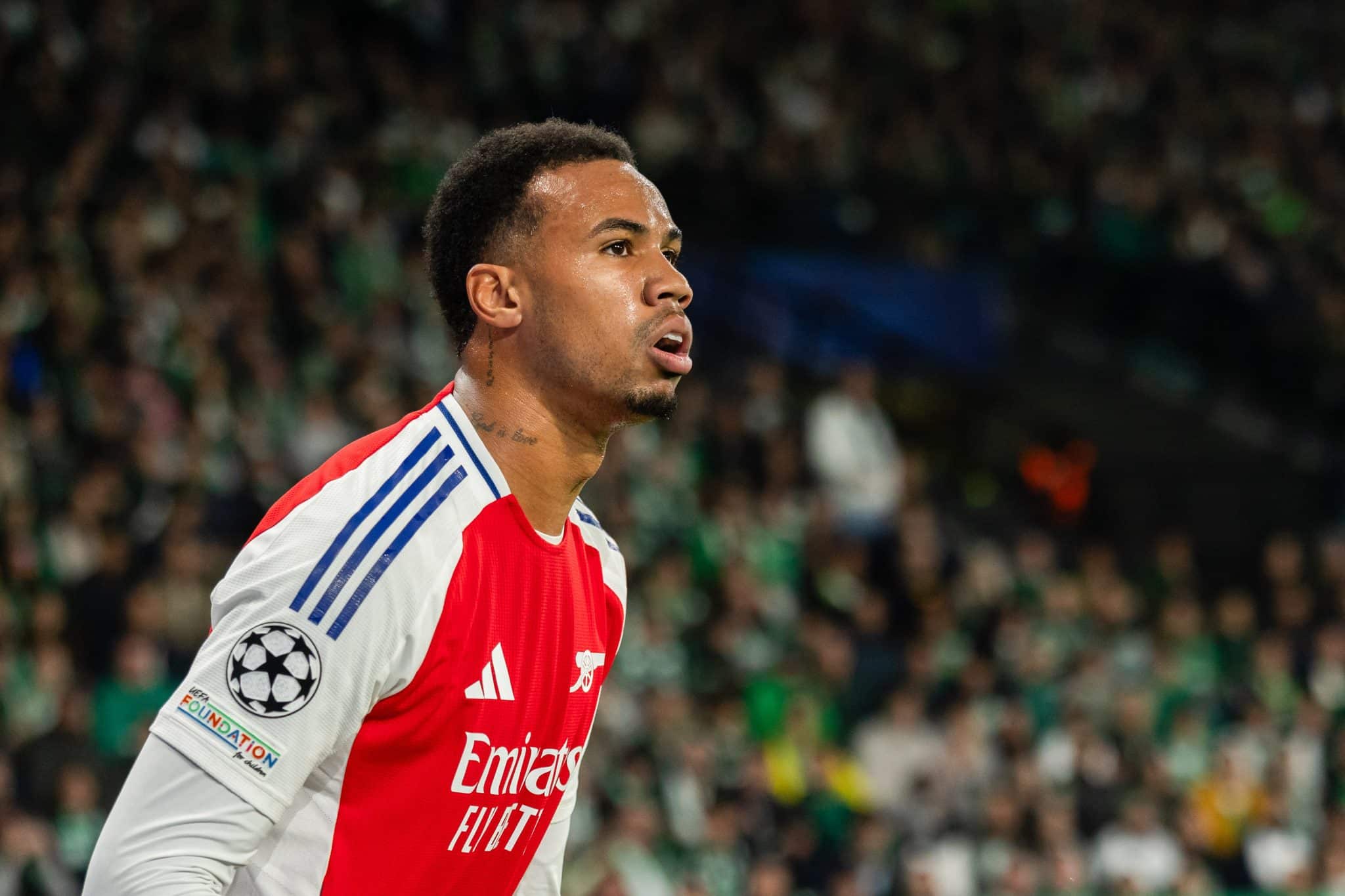 Gabriel Magalh&atilde;es em a&ccedil;&atilde;o pelo Arsenal na Champions League