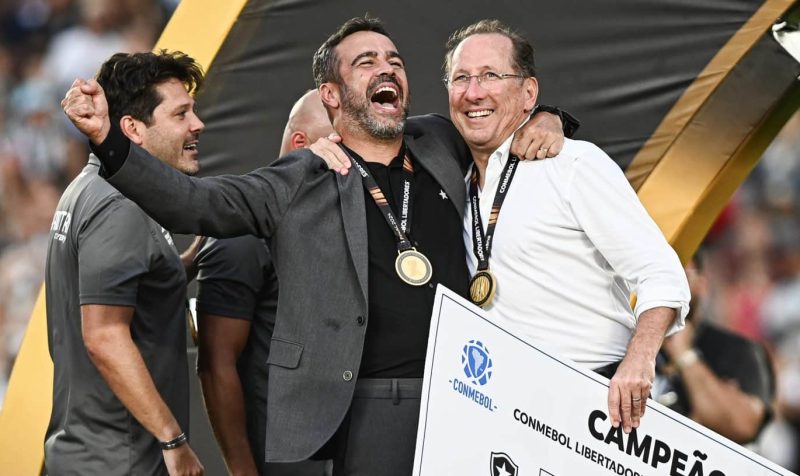 Saída de Artur Jorge tem disputa de versões nos bastidores e irritação do Botafogo