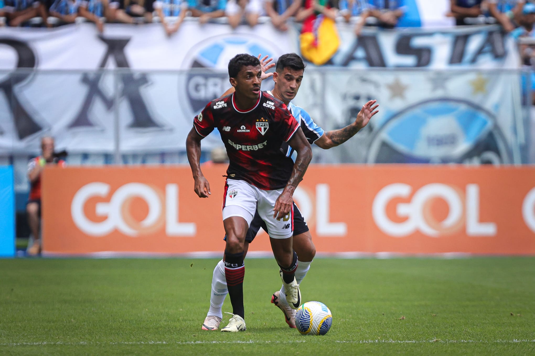 Luiz Gustavo, em a&ccedil;&atilde;o contra o Gr&ecirc;mio, pelo S&atilde;o Paulo