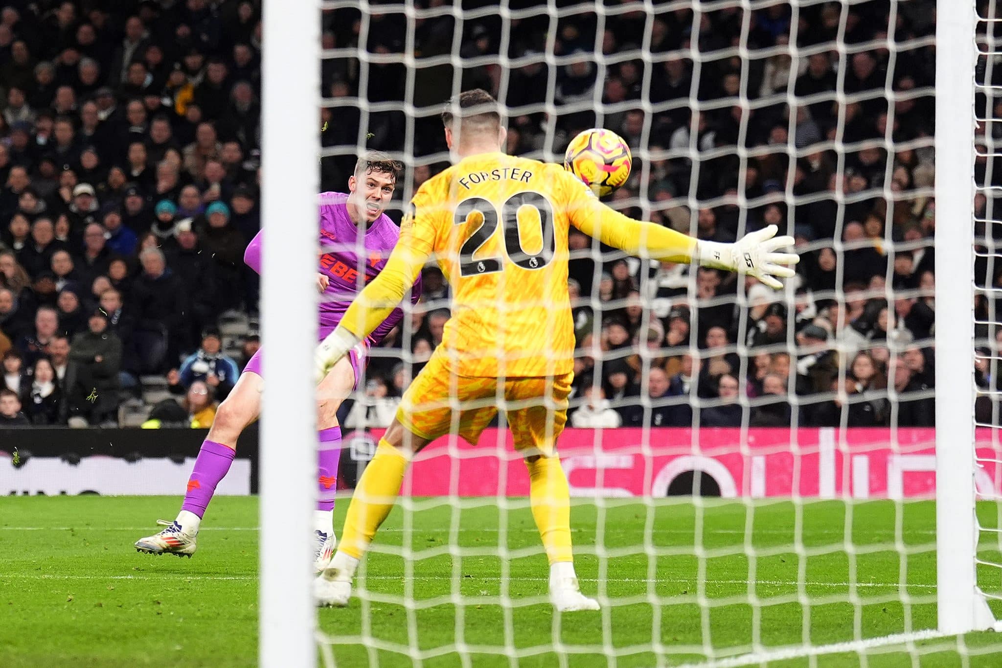 Larsen fez um belo gol para empatar para os Wolves 