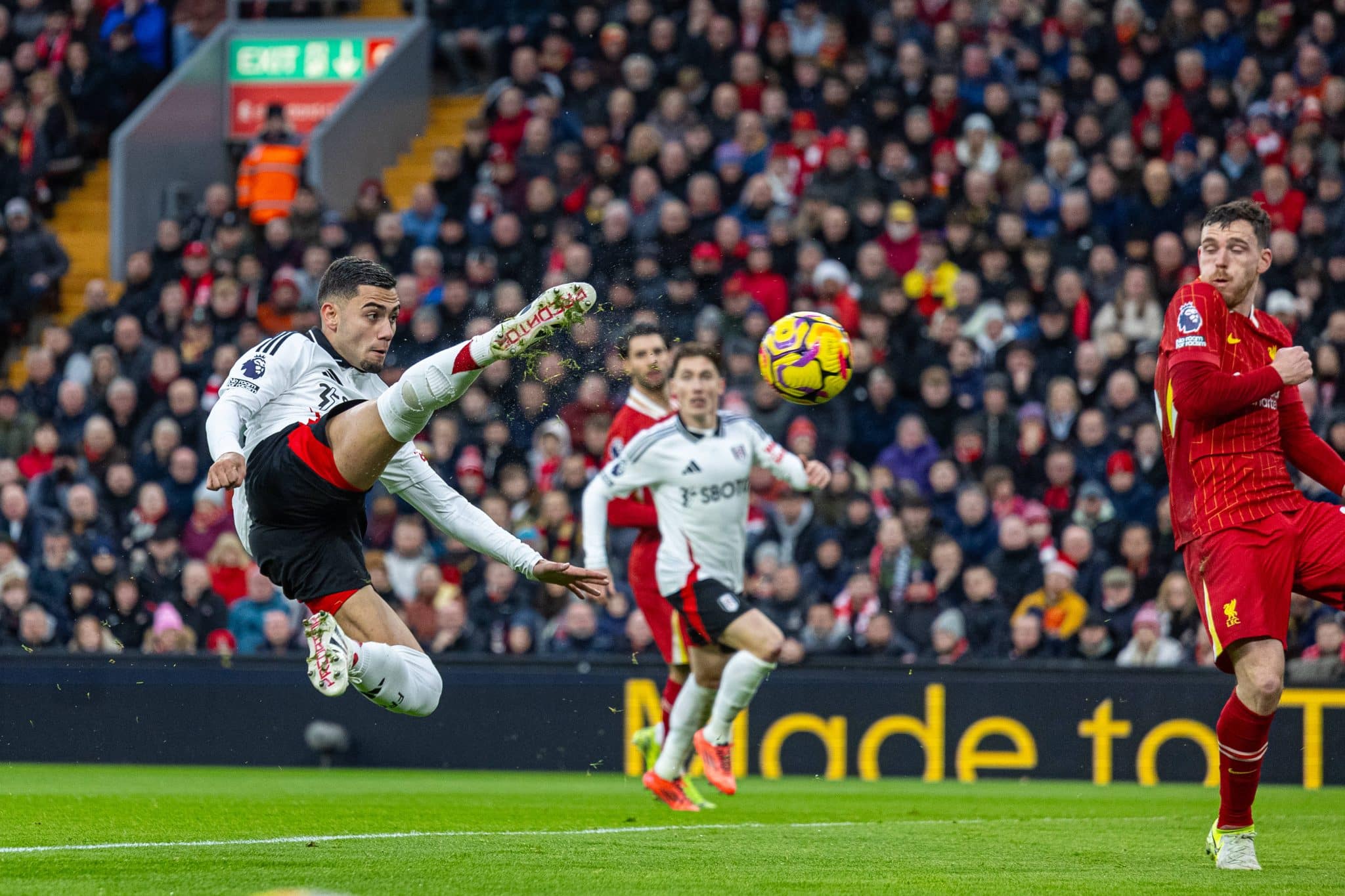 Andreas Pereira acertou belo voleio para marcar o primeiro gol do Fulham diante do Liverpool