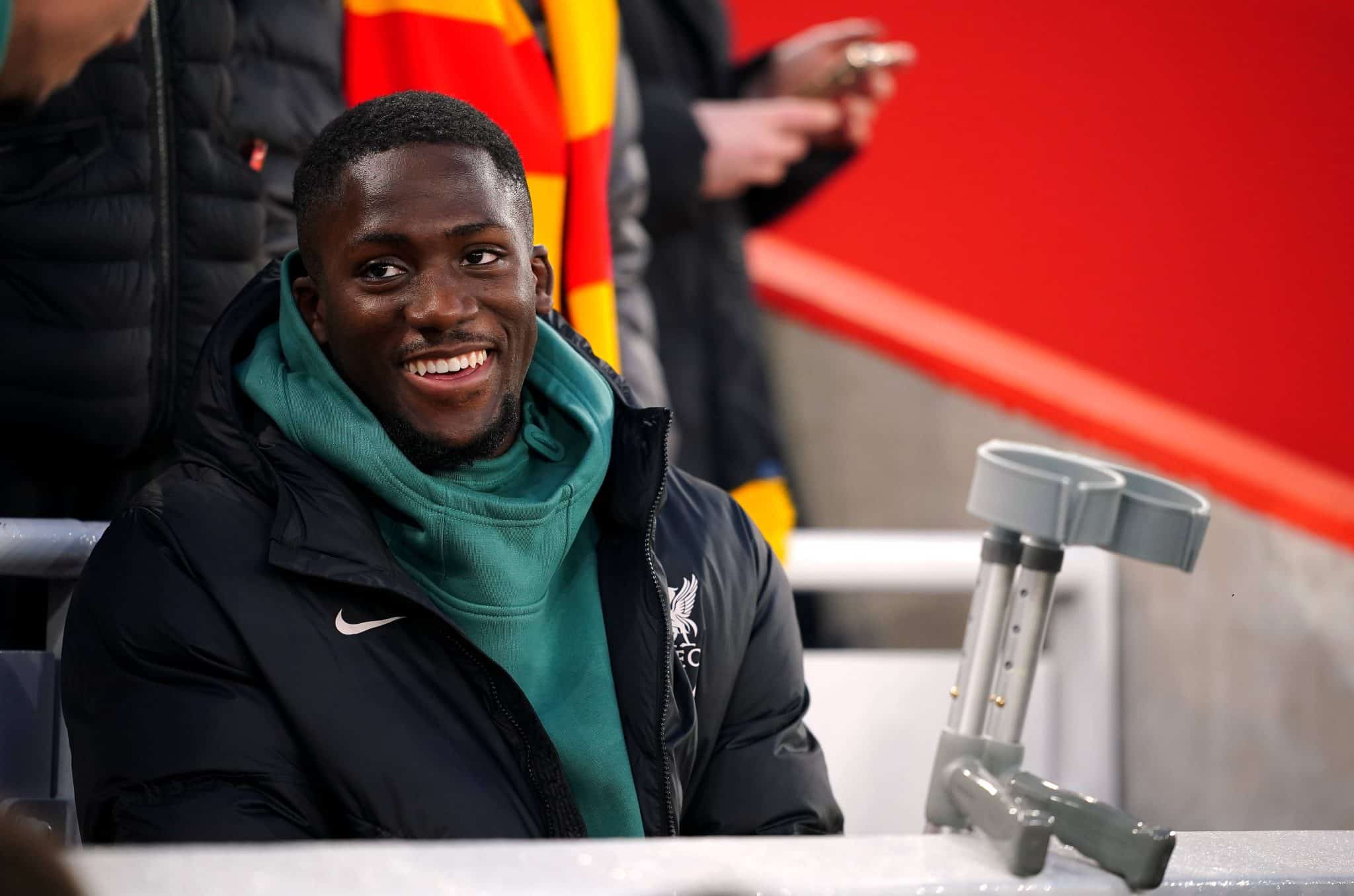 Konat&eacute; &eacute; visto de muleta em Anfield Road e pode perder ao menos oito jogos do Liverpool no fim de 2024