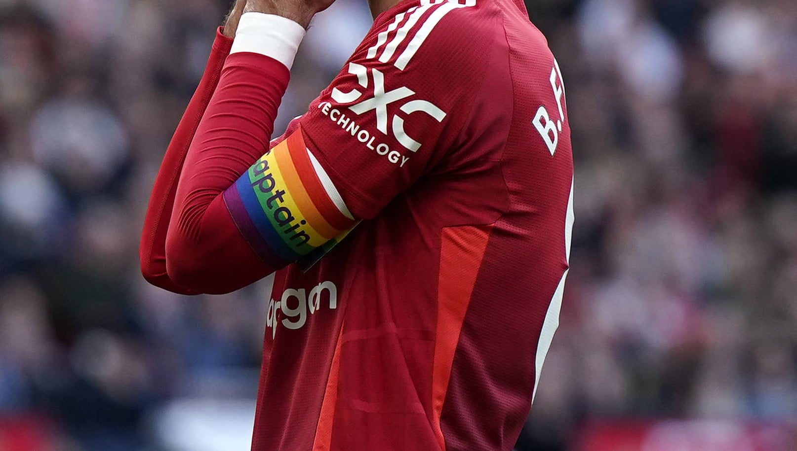 Manchester United descarta jaqueta pr&oacute;-LGBTQ+ ap&oacute;s jogador se recusar a us&aacute;-la