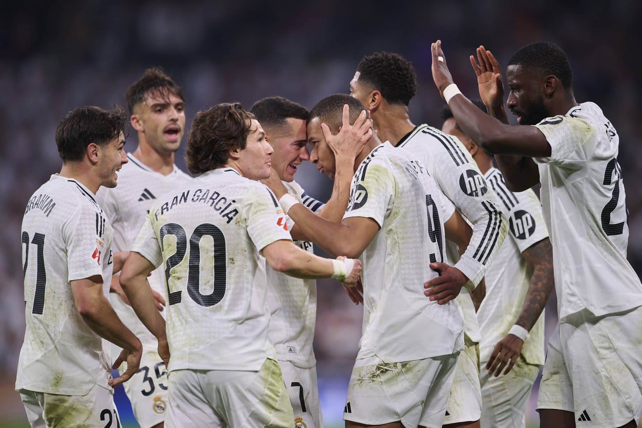 Mbapp&eacute; recebe o apoio de seus companheiros ap&oacute;s boa exibi&ccedil;&atilde;o diante do Getafe pela La Liga