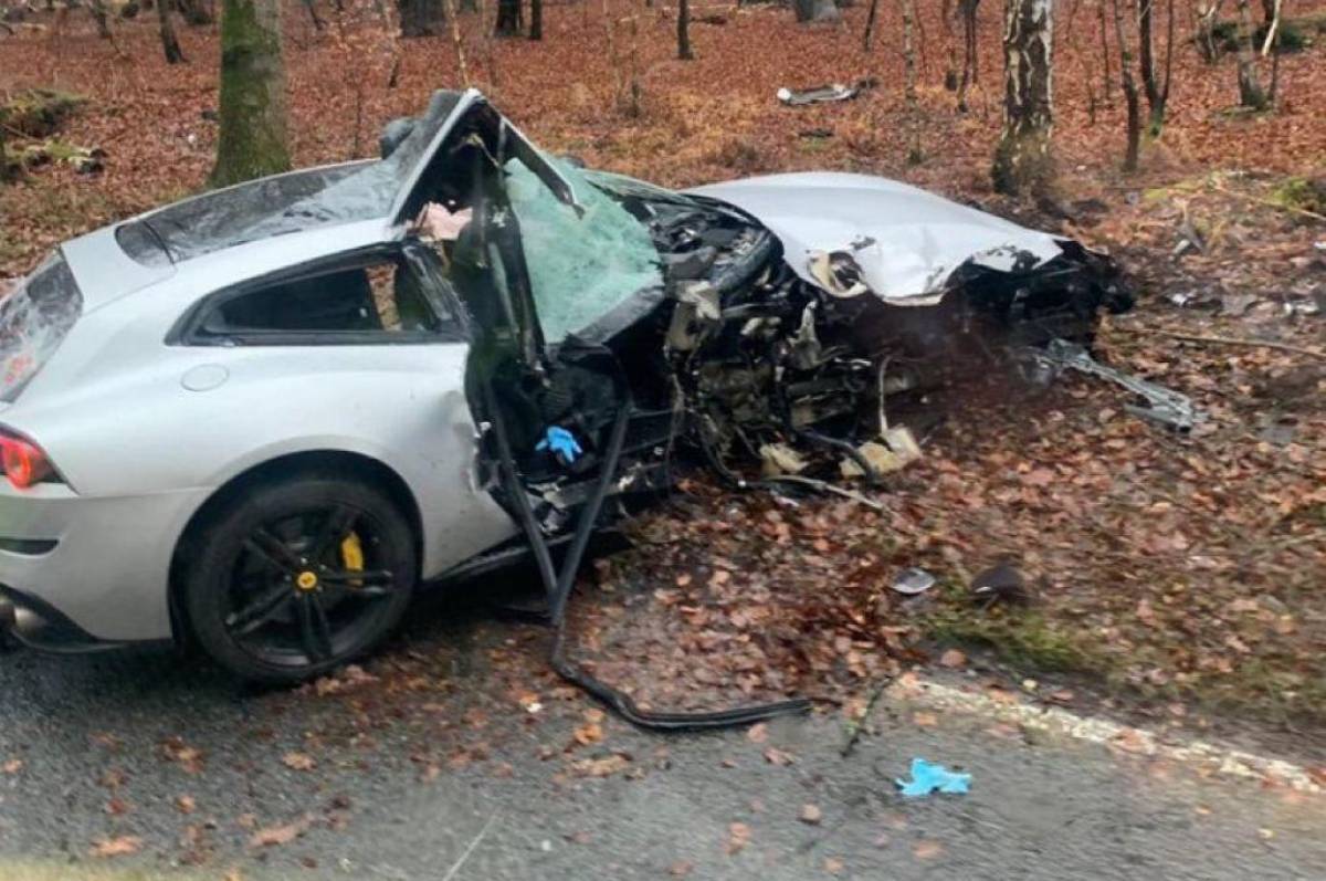 Carro de atacante do West Ham ficou completamente destru&iacute;do ap&oacute;s acidente. Resgate de Michail Antonio durou 45 minutos