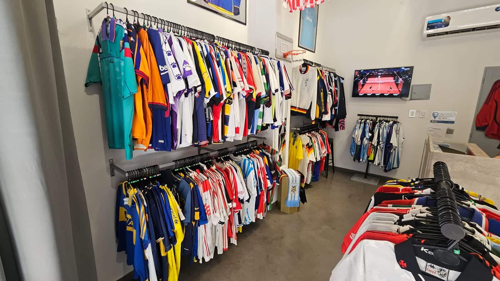 A loja Local Visitante &eacute; especializada em camisas antigas de futebol (Foto: Gabriel Rodrigues/Trivela)