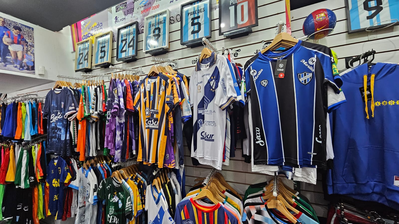 Nico Deportes tem muitas camisas de times "alternativos" da Argentina (Foto: Gabriel Rodrigues/Trivela)