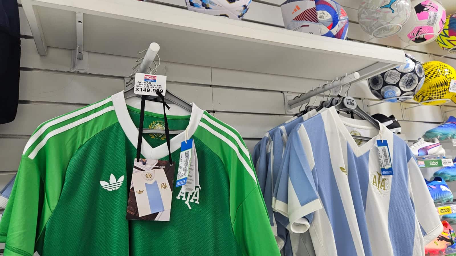 Camisas da sele&ccedil;&atilde;o da Argentina s&atilde;o vendidas por cerca de R$ 890 (Foto: Gabriel Rodrigues/Trivela)