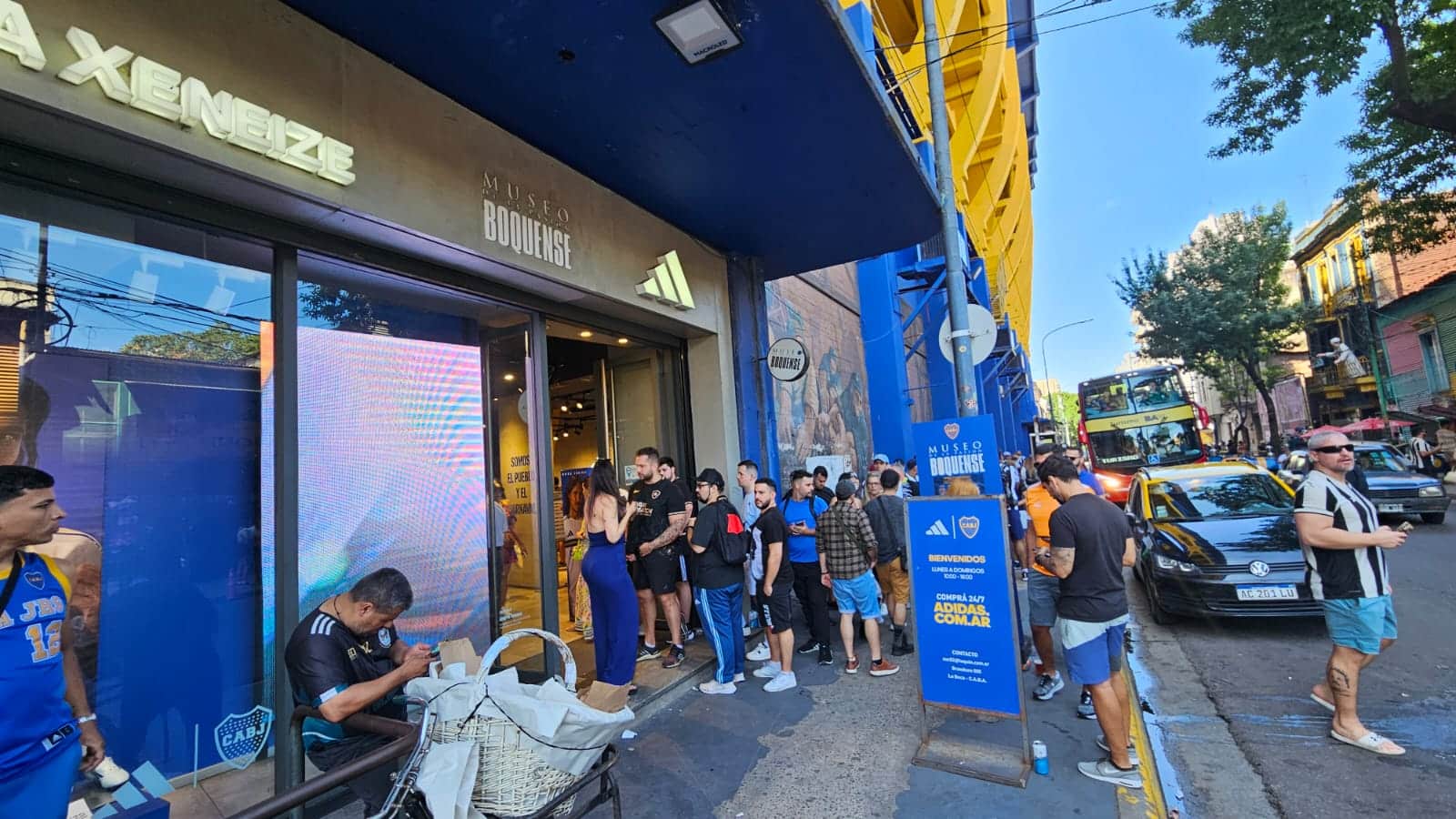 Loja do Boca Juniors funciona mesma entrada do museu do clube (Foto: Gabriel Rodrigues/Trivela)