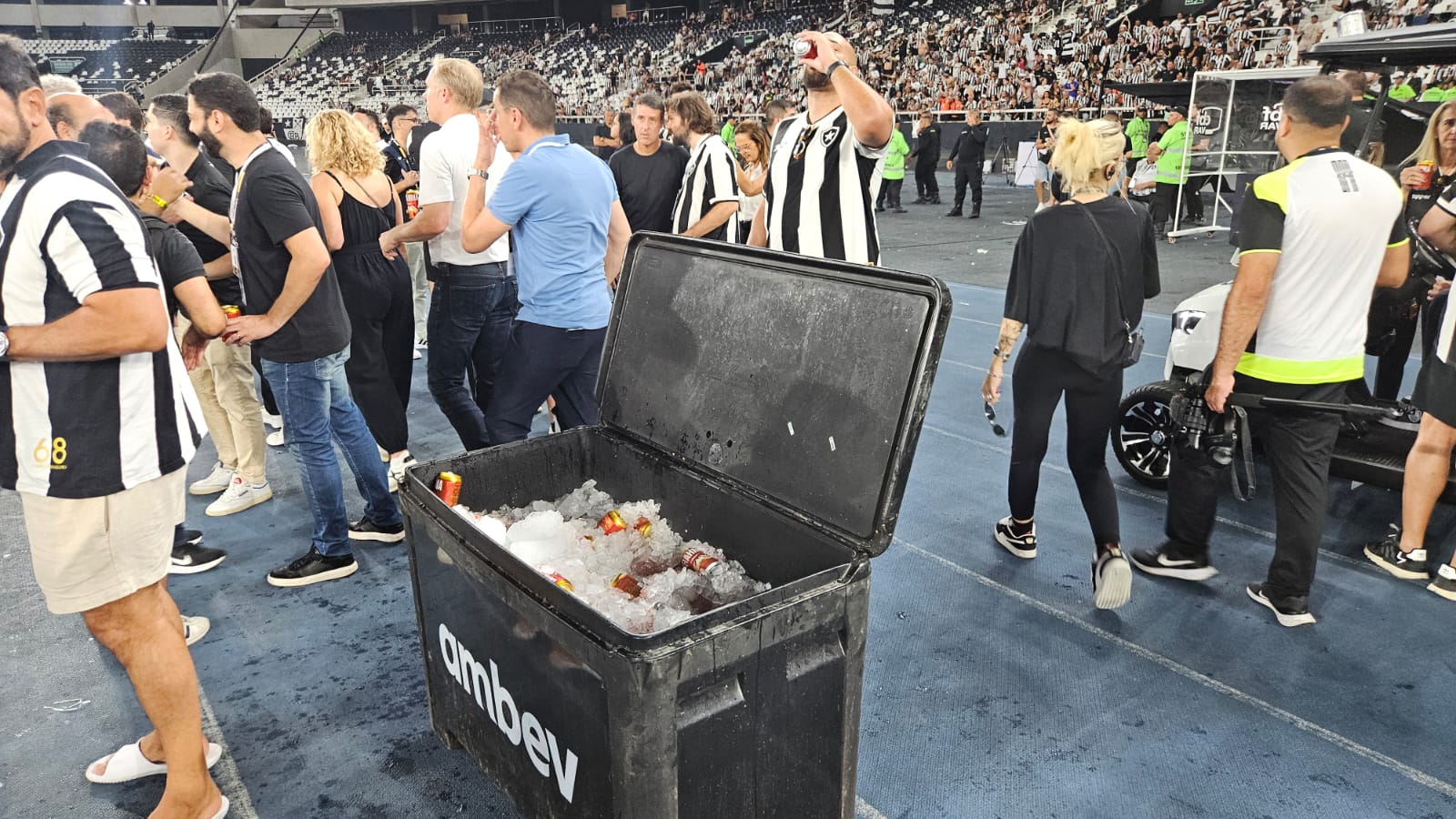 Festa do Botafogo teve cerveja liberada no Nilton Santos (Foto: Gabriel Rodrigues/Trivela)