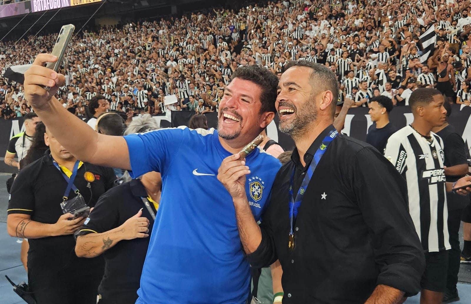 Artur Jorge ganhou charuto de presente durante comemora&ccedil;&atilde;o do Botafogo (Foto: Gabriel Rodrigues/Trivela)