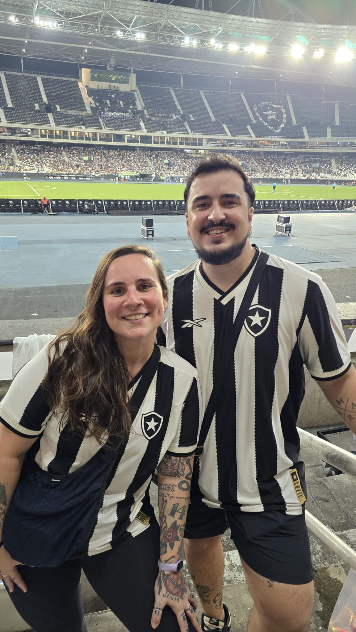 Thaissa e Raphael se conheceram nas arquibancadas do Nilton Santos (Foto: Arquivo Pessoal)