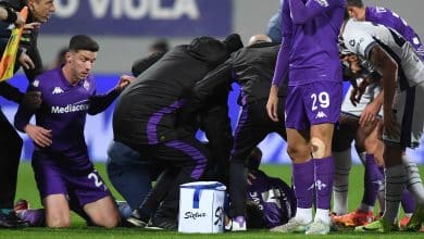 Jogador da Fiorentina tem mal s&uacute;bito em campo e partida &eacute; suspensa na It&aacute;lia